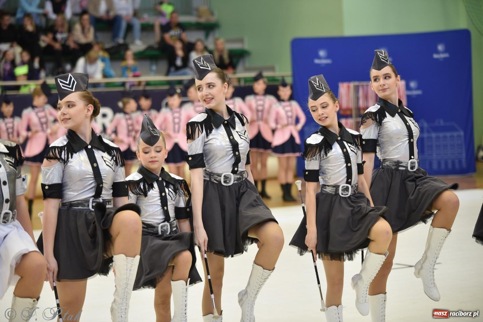 Zdjęcie w galerii na portalu naszraciborz.pl: Mażoretki zawładnęły areną przy Łąkowej. Drugi dzień mistrzostw [FOTO] wiadomości z regionu