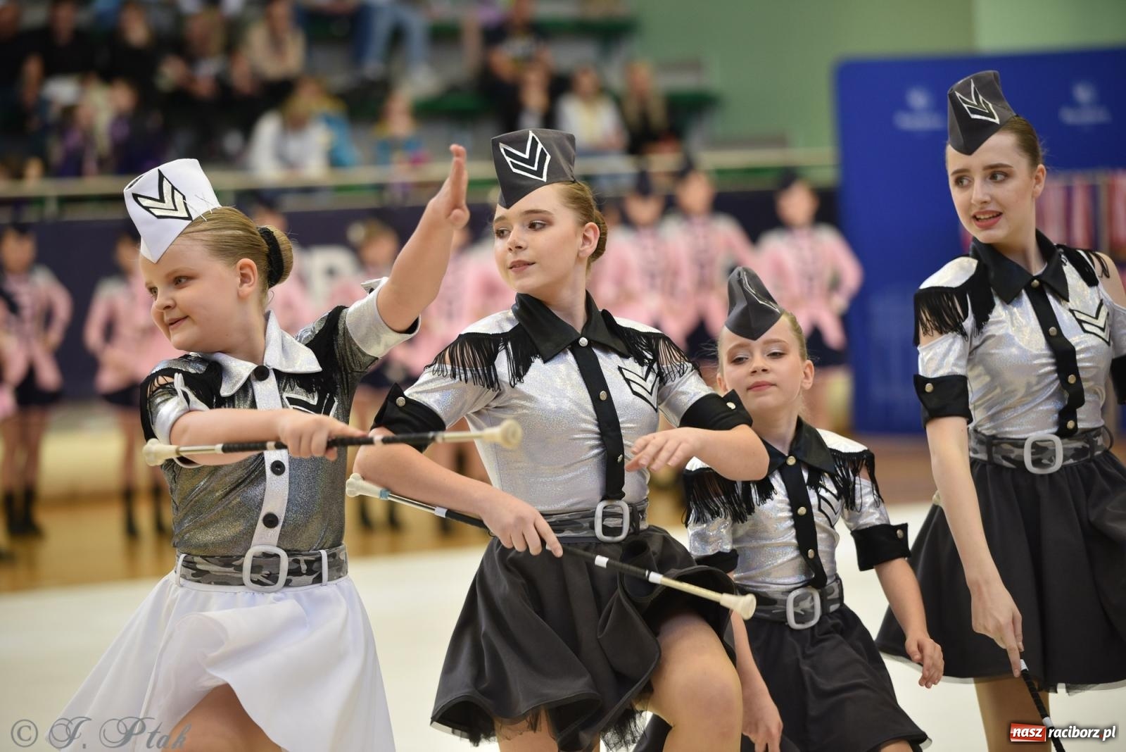 Zdjęcie w galerii na portalu naszraciborz.pl: Mażoretki zawładnęły areną przy Łąkowej. Drugi dzień mistrzostw [FOTO] wiadomości z regionu