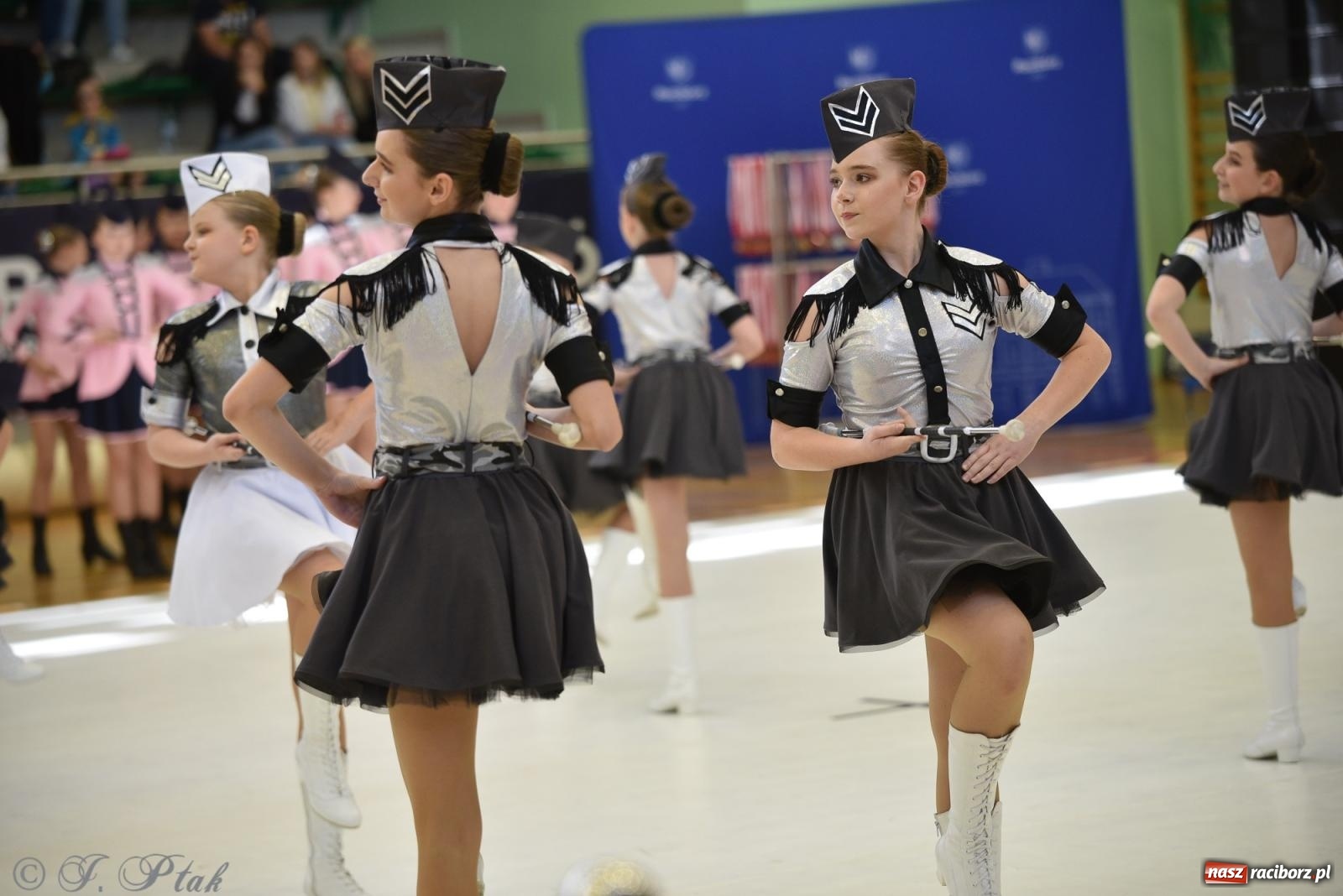 Zdjęcie w galerii na portalu naszraciborz.pl: Mażoretki zawładnęły areną przy Łąkowej. Drugi dzień mistrzostw [FOTO] wiadomości z regionu