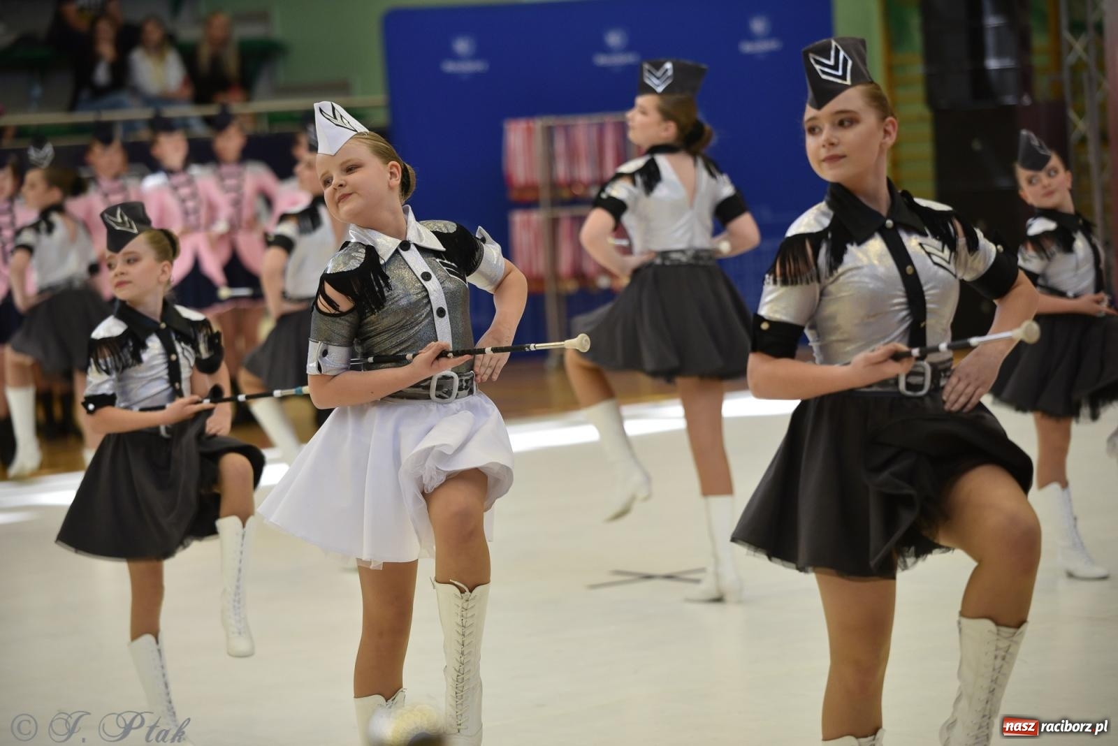 Zdjęcie w galerii na portalu naszraciborz.pl: Mażoretki zawładnęły areną przy Łąkowej. Drugi dzień mistrzostw [FOTO] wiadomości z regionu