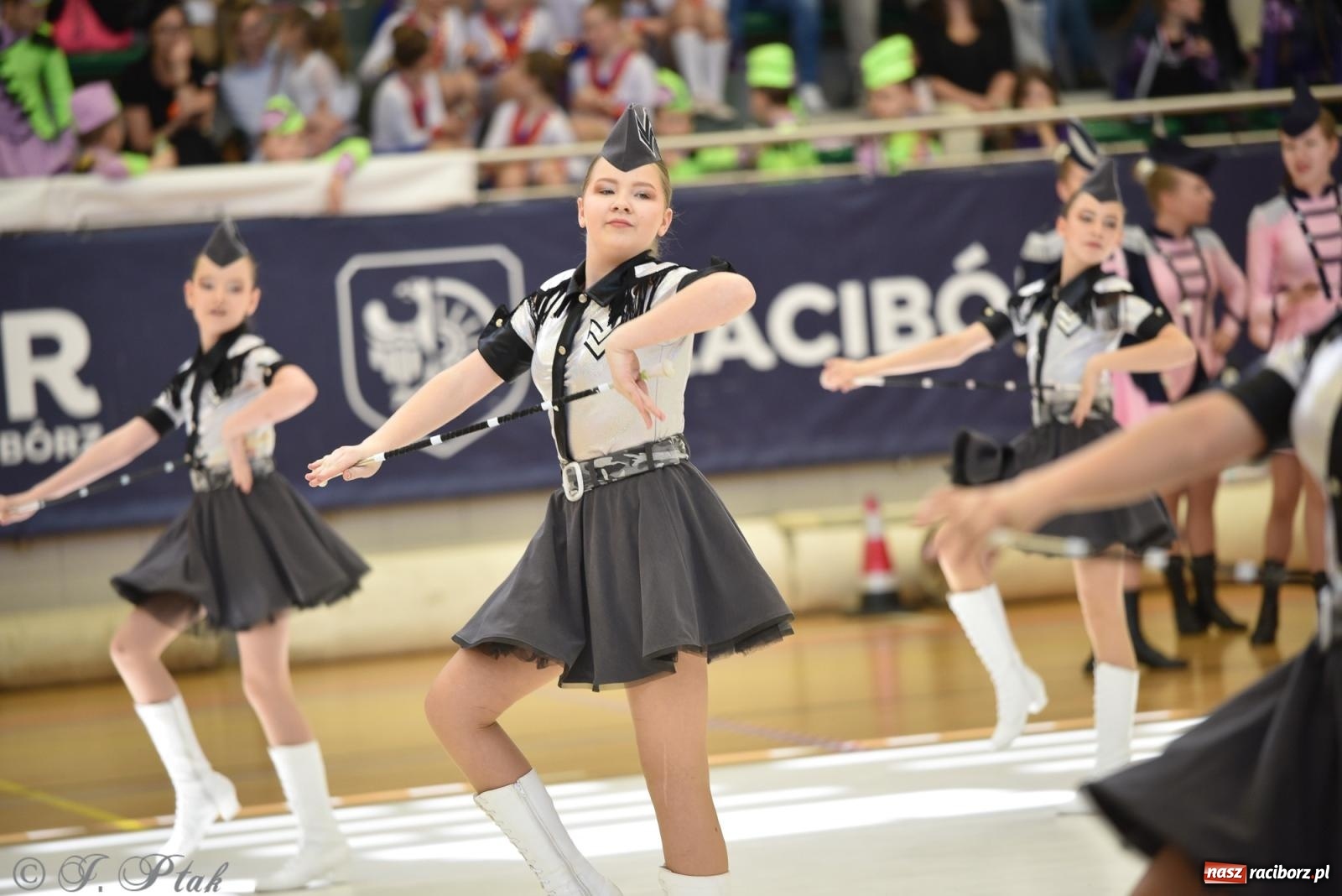 Zdjęcie w galerii na portalu naszraciborz.pl: Mażoretki zawładnęły areną przy Łąkowej. Drugi dzień mistrzostw [FOTO] wiadomości z regionu