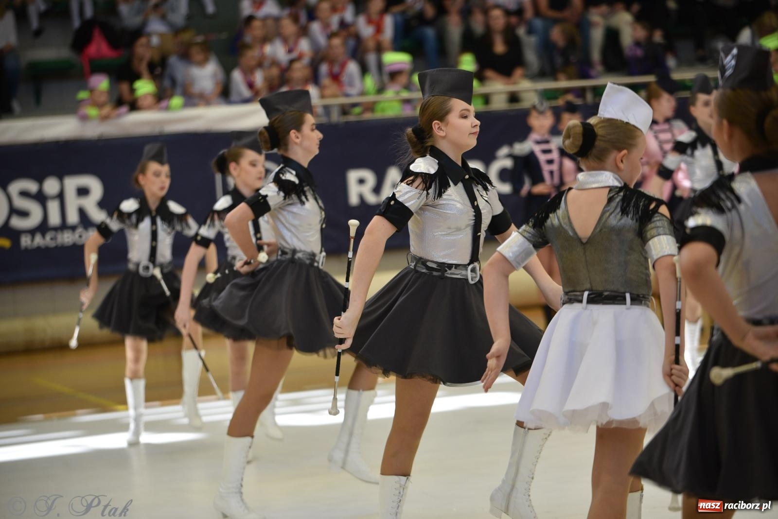 Zdjęcie w galerii na portalu naszraciborz.pl: Mażoretki zawładnęły areną przy Łąkowej. Drugi dzień mistrzostw [FOTO] wiadomości z regionu