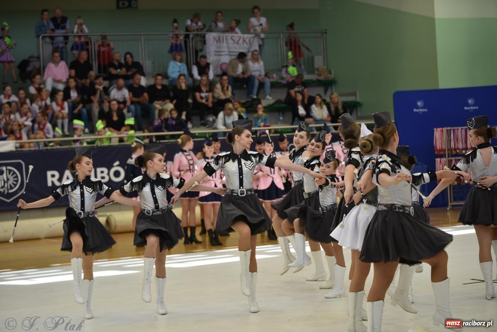 Zdjęcie w galerii na portalu naszraciborz.pl: Mażoretki zawładnęły areną przy Łąkowej. Drugi dzień mistrzostw [FOTO] wiadomości z regionu