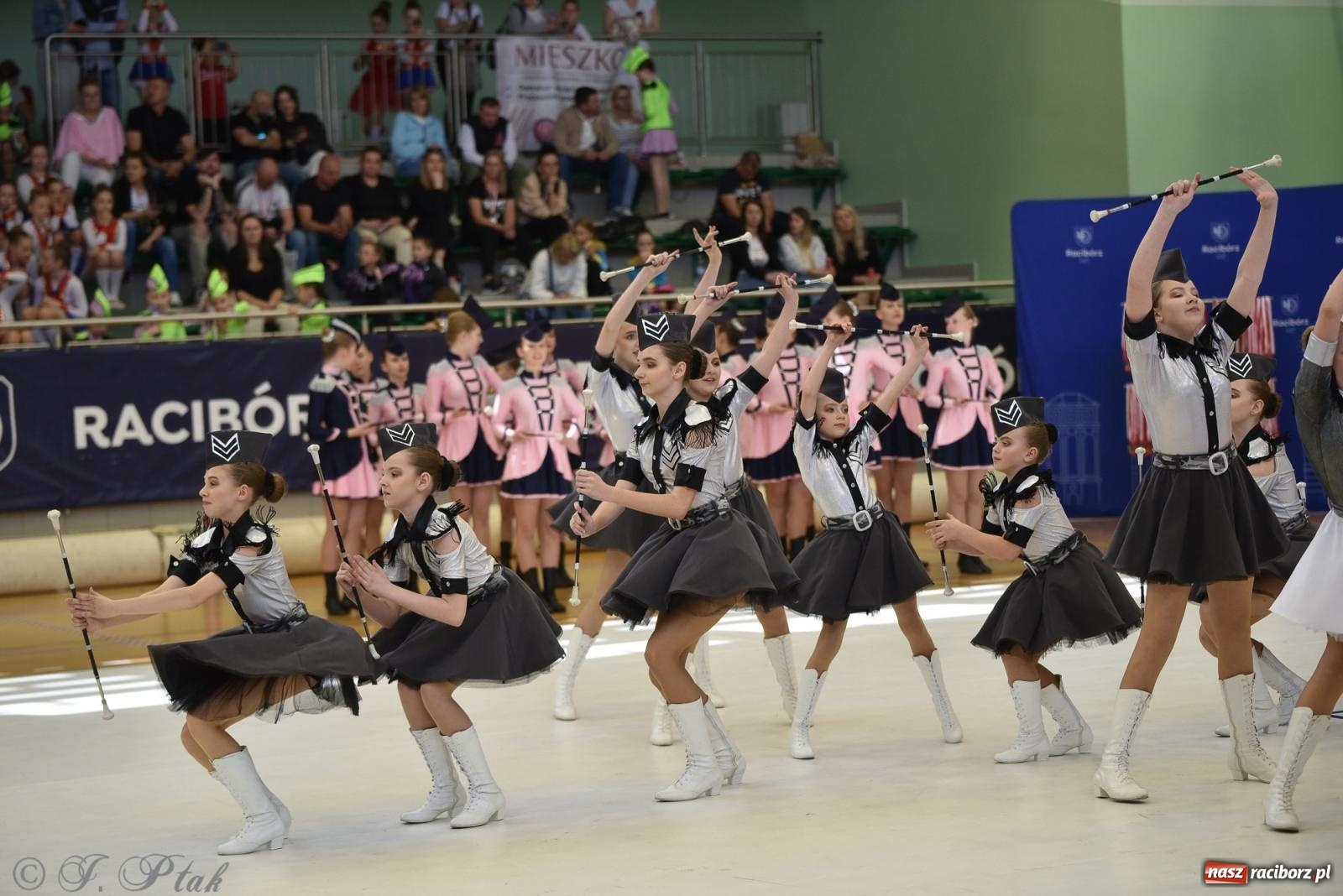 Zdjęcie w galerii na portalu naszraciborz.pl: Mażoretki zawładnęły areną przy Łąkowej. Drugi dzień mistrzostw [FOTO] wiadomości z regionu