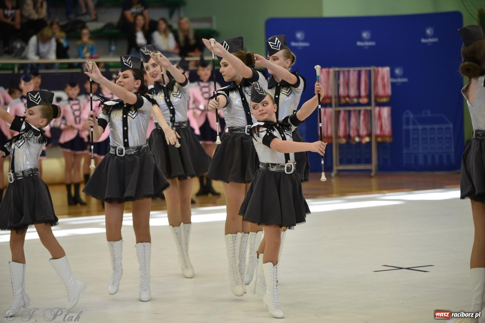 Zdjęcie w galerii na portalu naszraciborz.pl: Mażoretki zawładnęły areną przy Łąkowej. Drugi dzień mistrzostw [FOTO] wiadomości z regionu