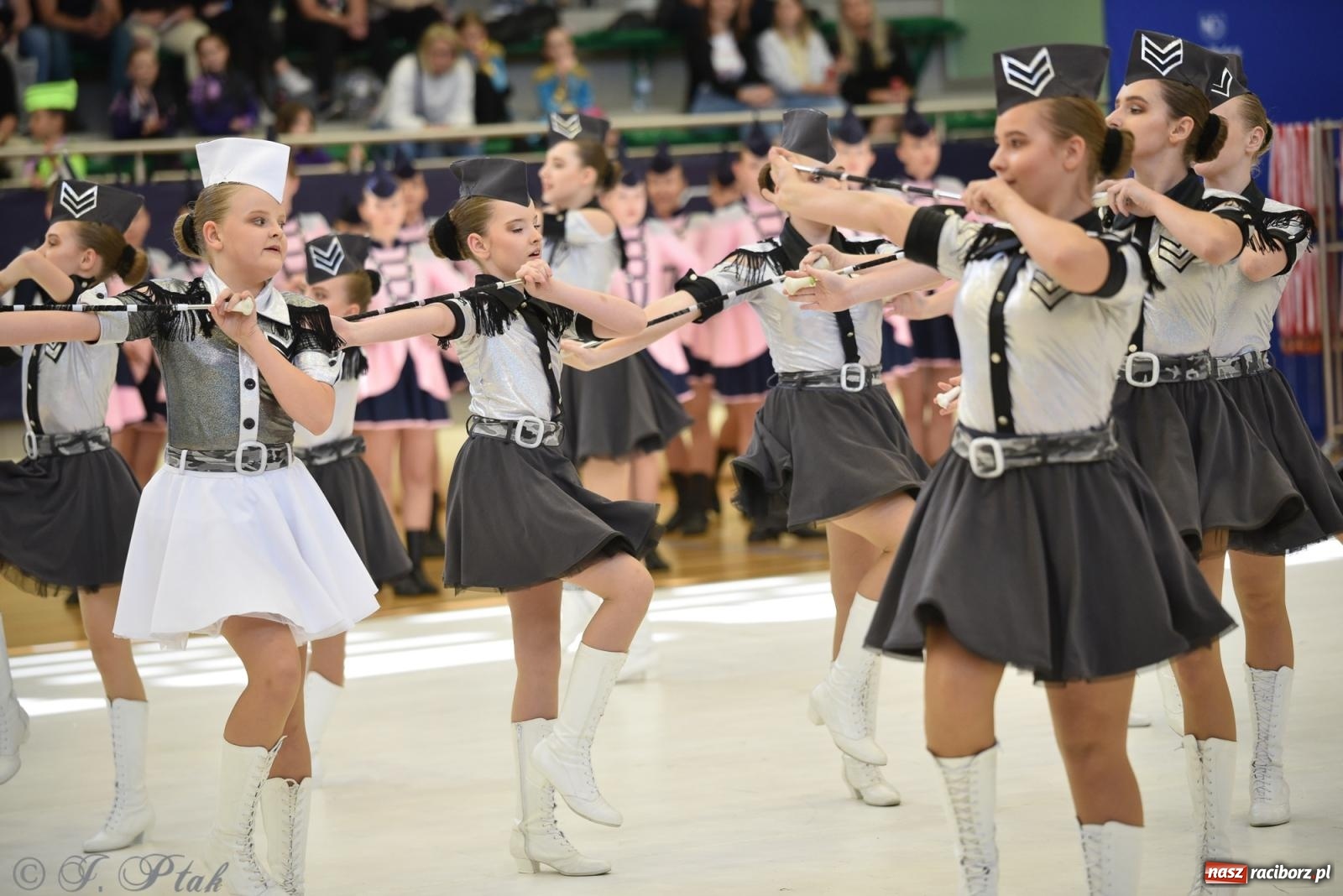 Zdjęcie w galerii na portalu naszraciborz.pl: Mażoretki zawładnęły areną przy Łąkowej. Drugi dzień mistrzostw [FOTO] wiadomości z regionu