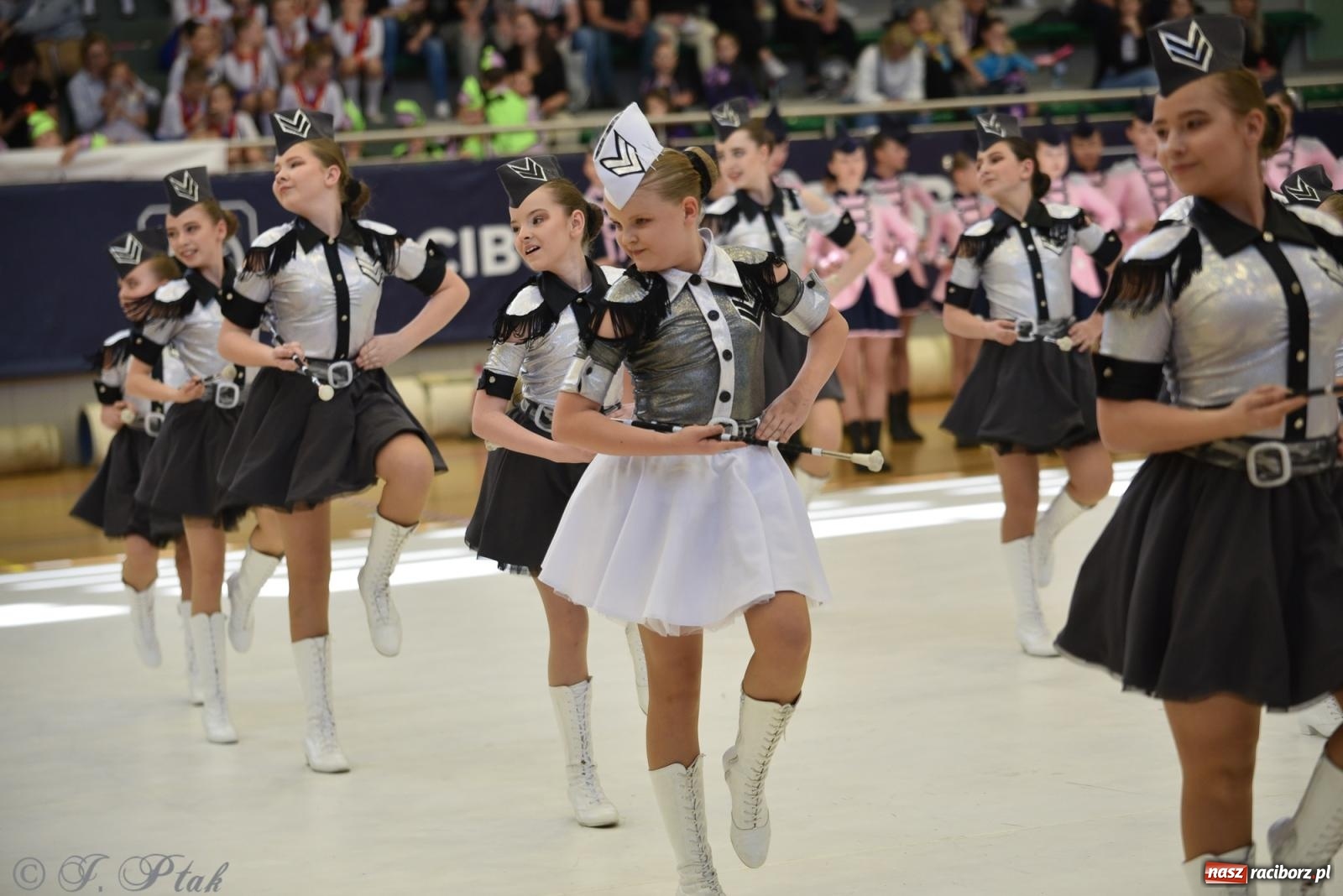 Zdjęcie w galerii na portalu naszraciborz.pl: Mażoretki zawładnęły areną przy Łąkowej. Drugi dzień mistrzostw [FOTO] wiadomości z regionu