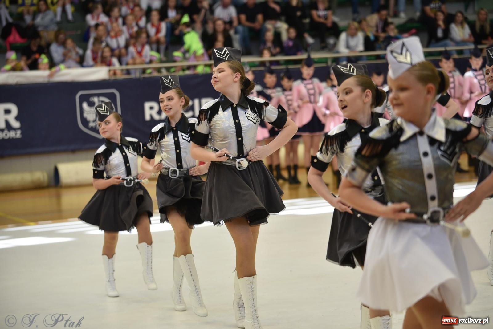 Zdjęcie w galerii na portalu naszraciborz.pl: Mażoretki zawładnęły areną przy Łąkowej. Drugi dzień mistrzostw [FOTO] wiadomości z regionu