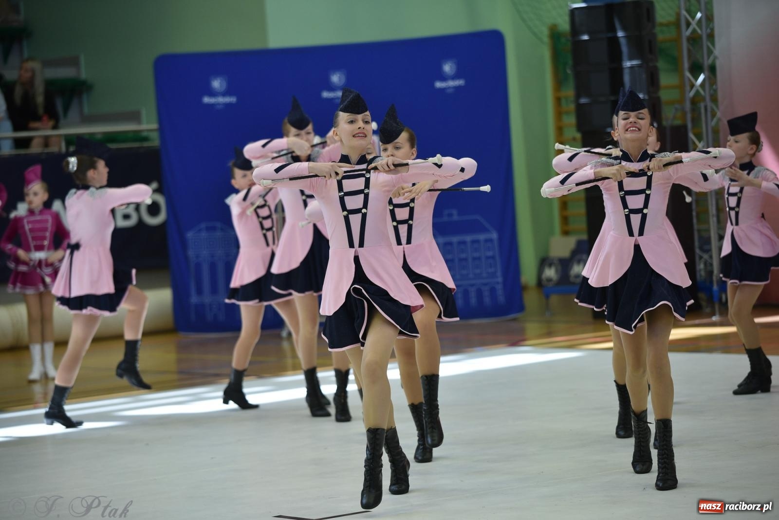 Zdjęcie w galerii na portalu naszraciborz.pl: Mażoretki zawładnęły areną przy Łąkowej. Drugi dzień mistrzostw [FOTO] wiadomości z regionu