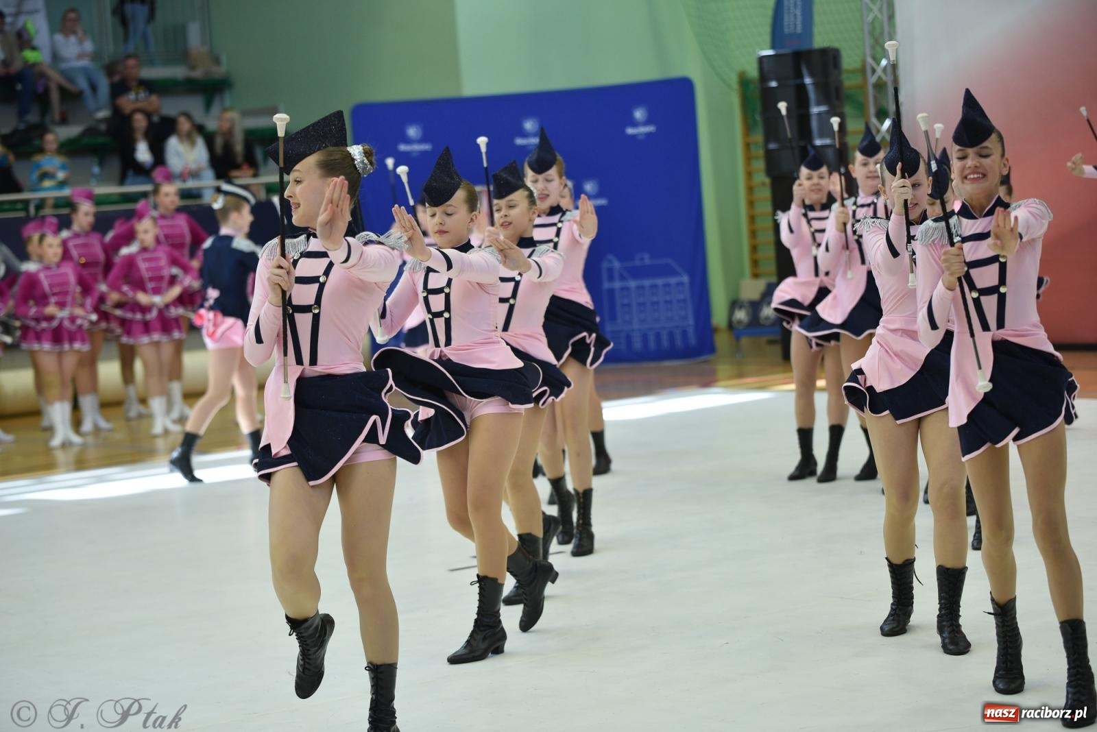 Zdjęcie w galerii na portalu naszraciborz.pl: Mażoretki zawładnęły areną przy Łąkowej. Drugi dzień mistrzostw [FOTO] wiadomości z regionu