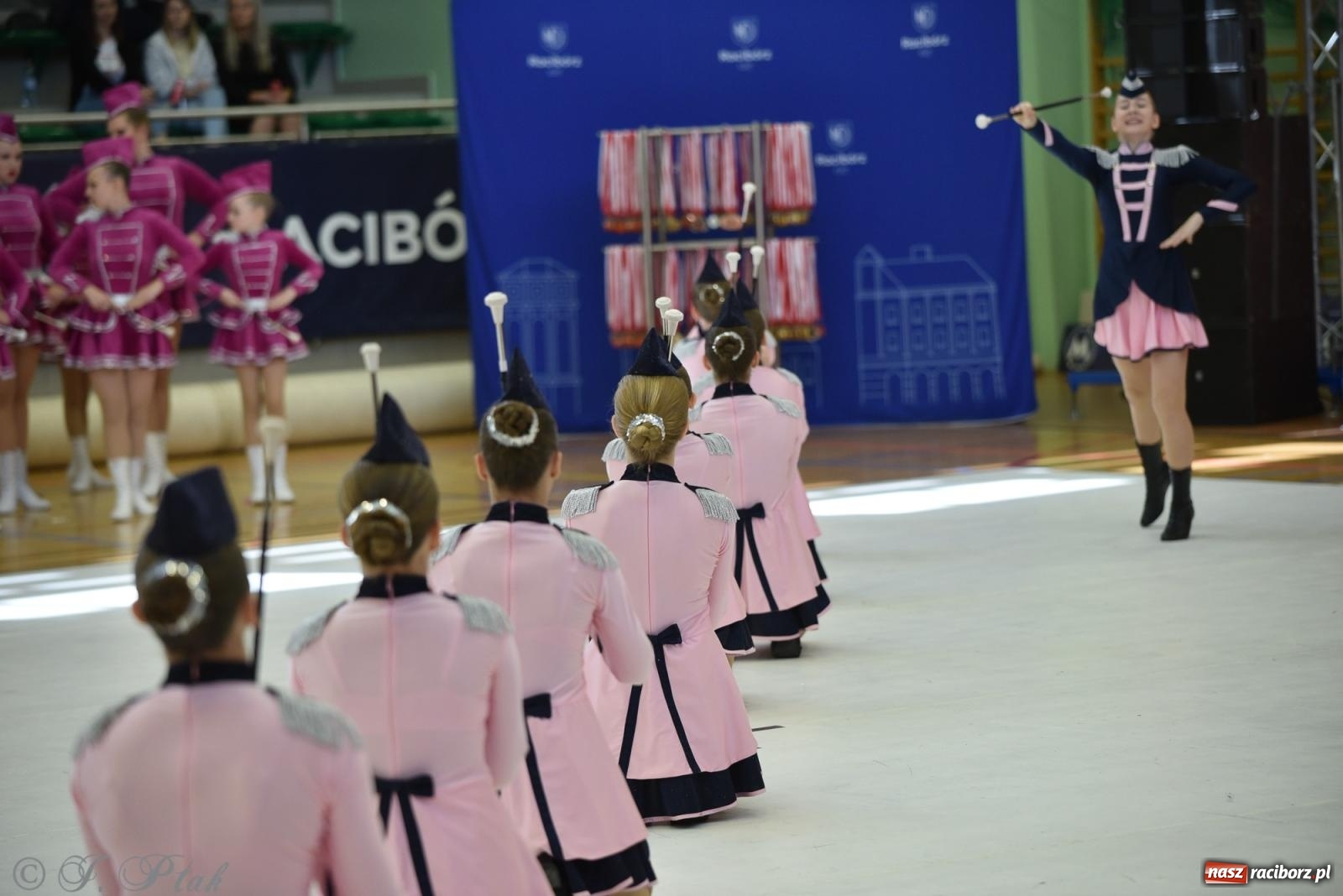 Zdjęcie w galerii na portalu naszraciborz.pl: Mażoretki zawładnęły areną przy Łąkowej. Drugi dzień mistrzostw [FOTO] wiadomości z regionu