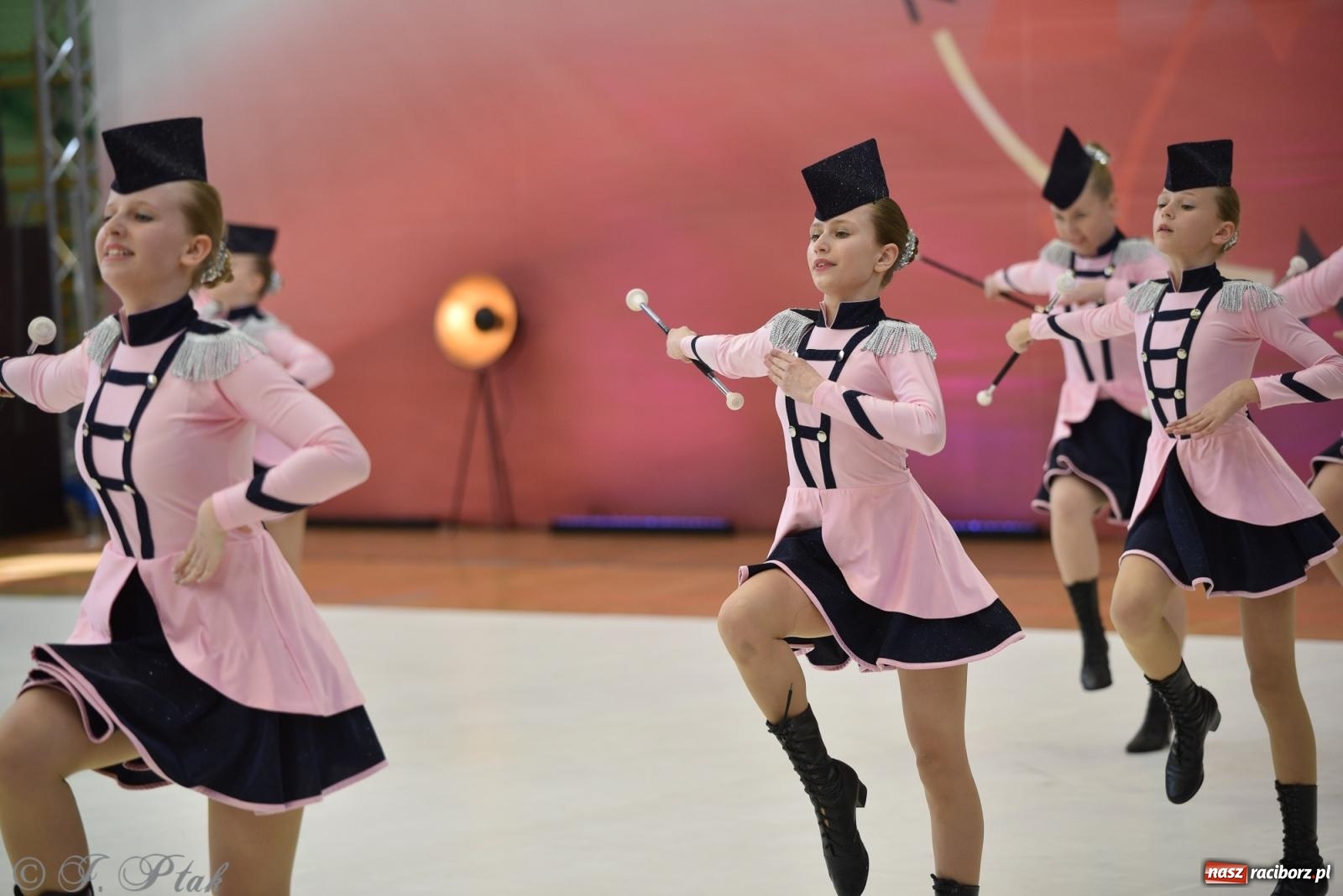 Zdjęcie w galerii na portalu naszraciborz.pl: Mażoretki zawładnęły areną przy Łąkowej. Drugi dzień mistrzostw [FOTO] wiadomości z regionu