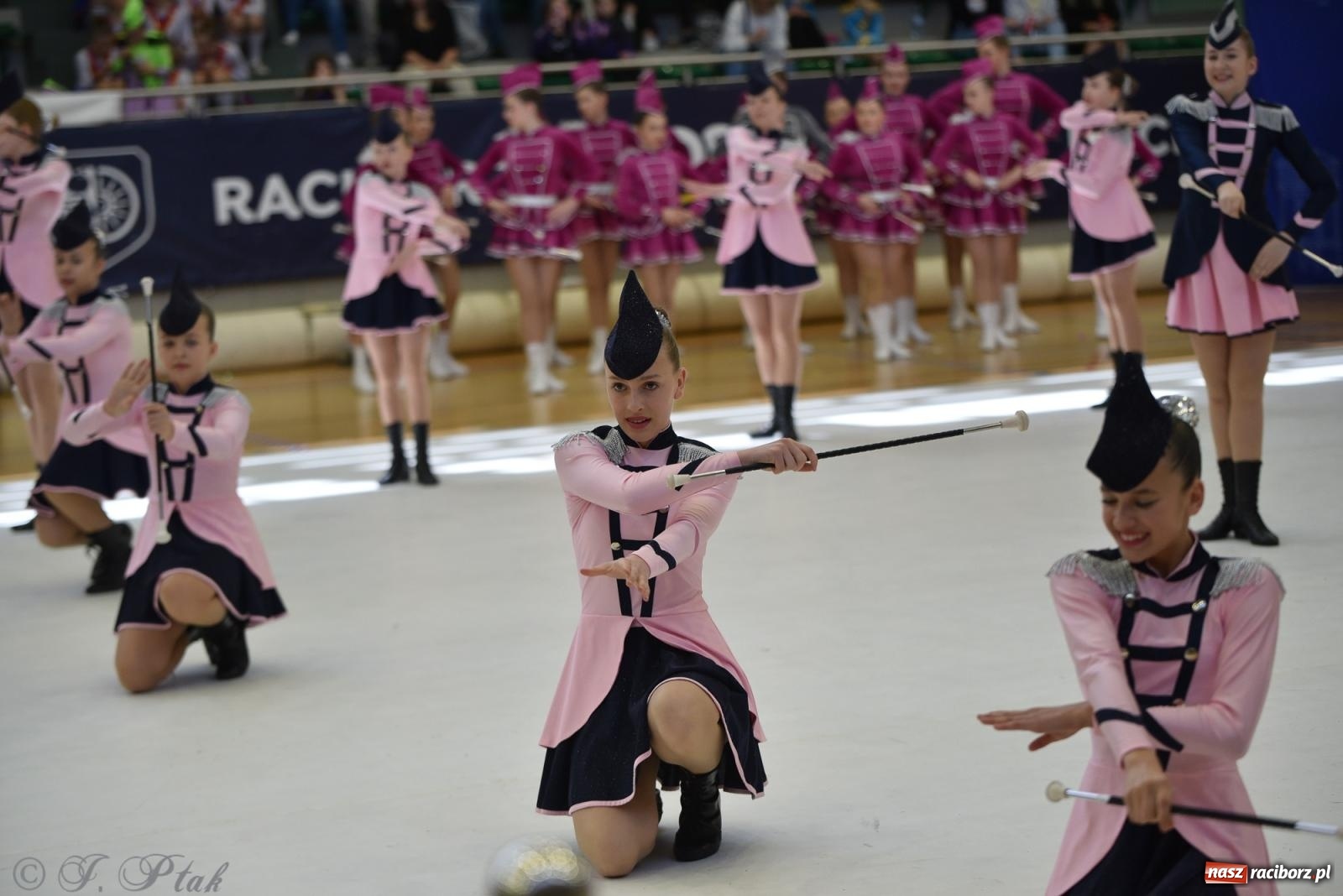 Zdjęcie w galerii na portalu naszraciborz.pl: Mażoretki zawładnęły areną przy Łąkowej. Drugi dzień mistrzostw [FOTO] wiadomości z regionu