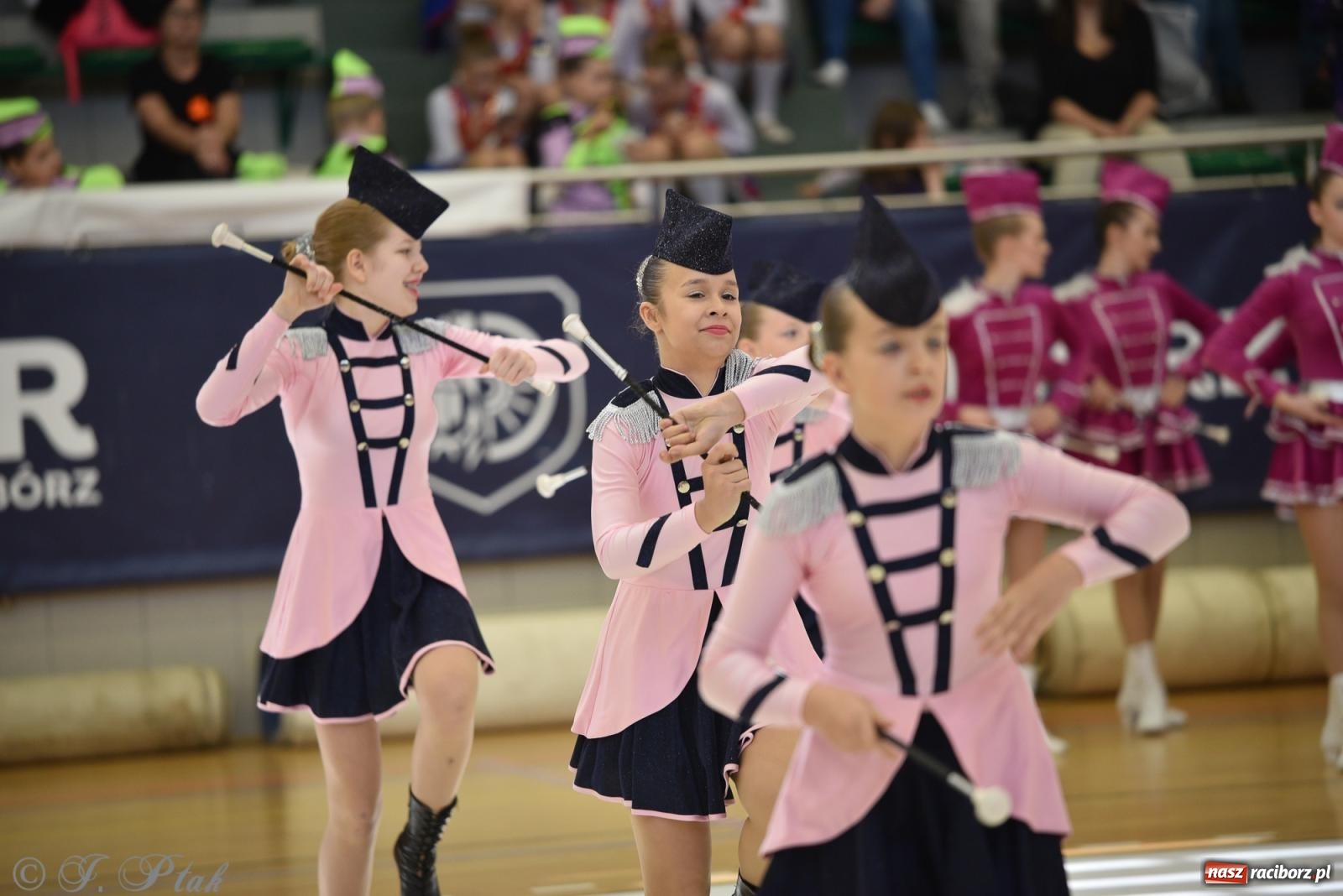 Zdjęcie w galerii na portalu naszraciborz.pl: Mażoretki zawładnęły areną przy Łąkowej. Drugi dzień mistrzostw [FOTO] wiadomości z regionu