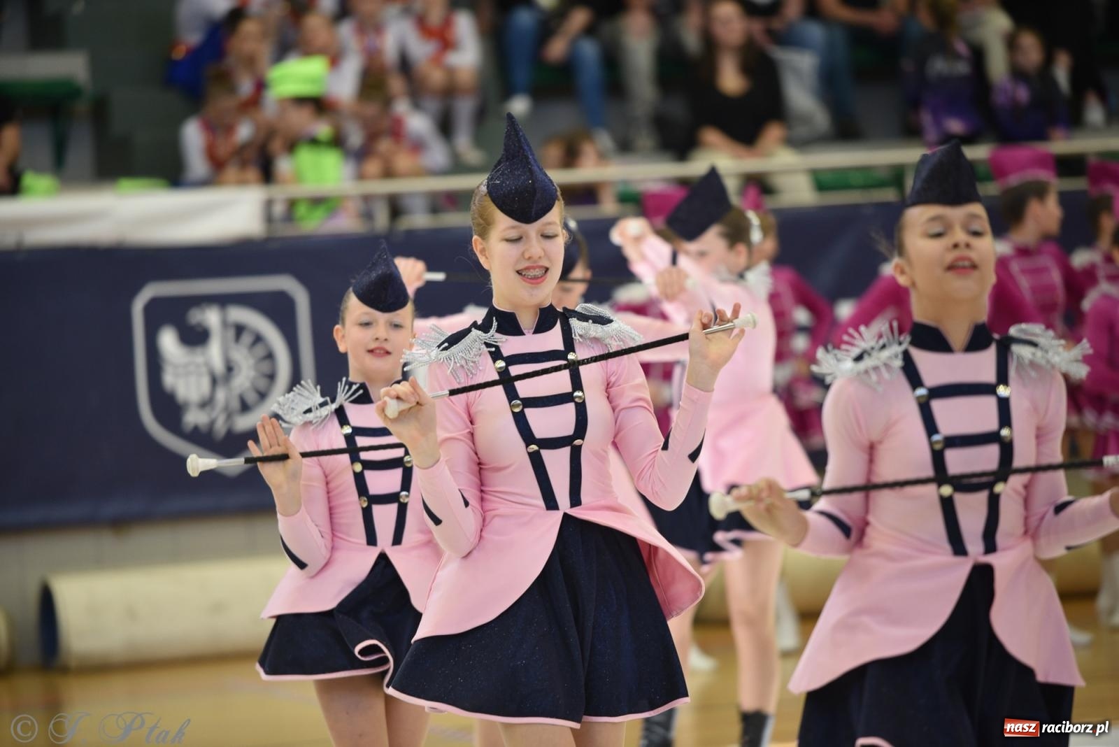 Zdjęcie w galerii na portalu naszraciborz.pl: Mażoretki zawładnęły areną przy Łąkowej. Drugi dzień mistrzostw [FOTO] wiadomości z regionu