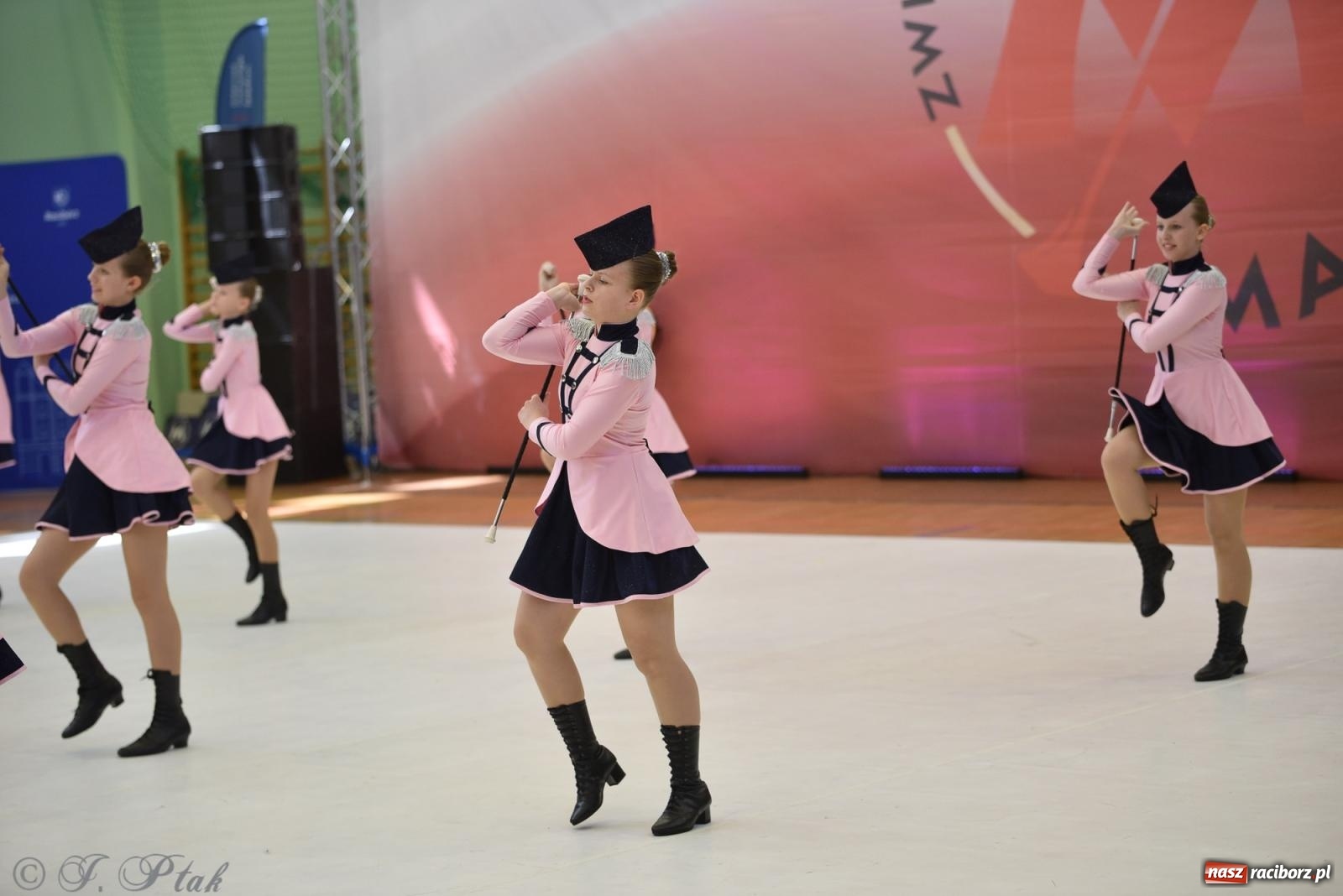 Zdjęcie w galerii na portalu naszraciborz.pl: Mażoretki zawładnęły areną przy Łąkowej. Drugi dzień mistrzostw [FOTO] wiadomości z regionu