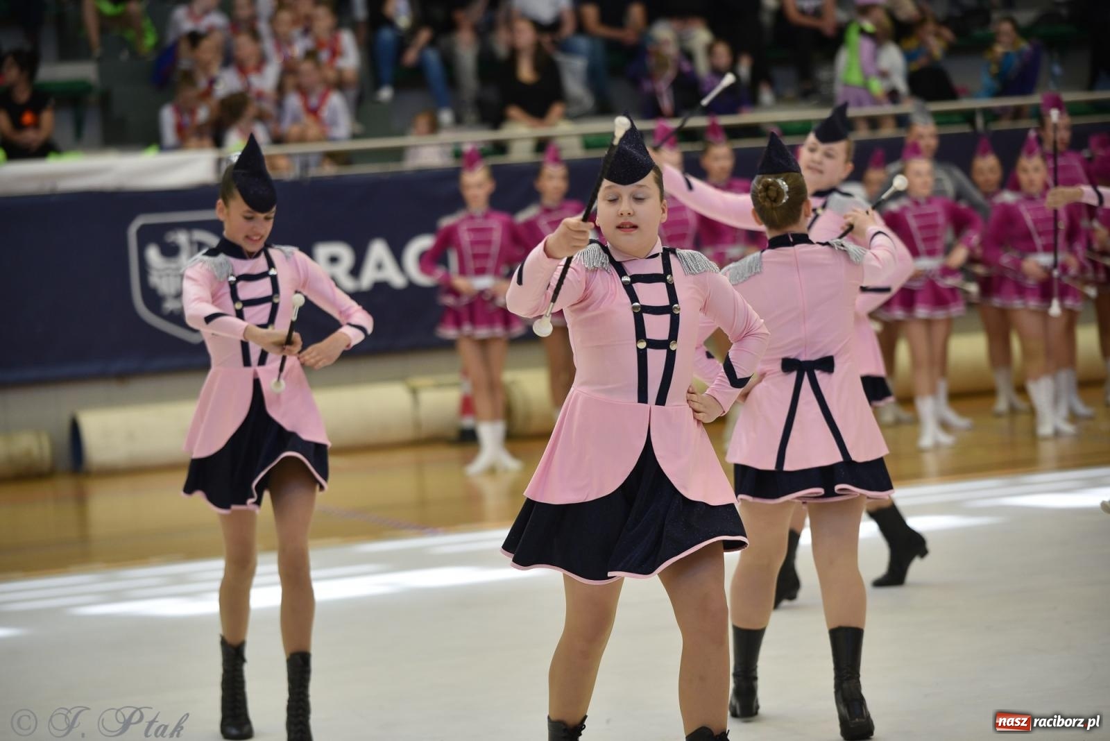 Zdjęcie w galerii na portalu naszraciborz.pl: Mażoretki zawładnęły areną przy Łąkowej. Drugi dzień mistrzostw [FOTO] wiadomości z regionu