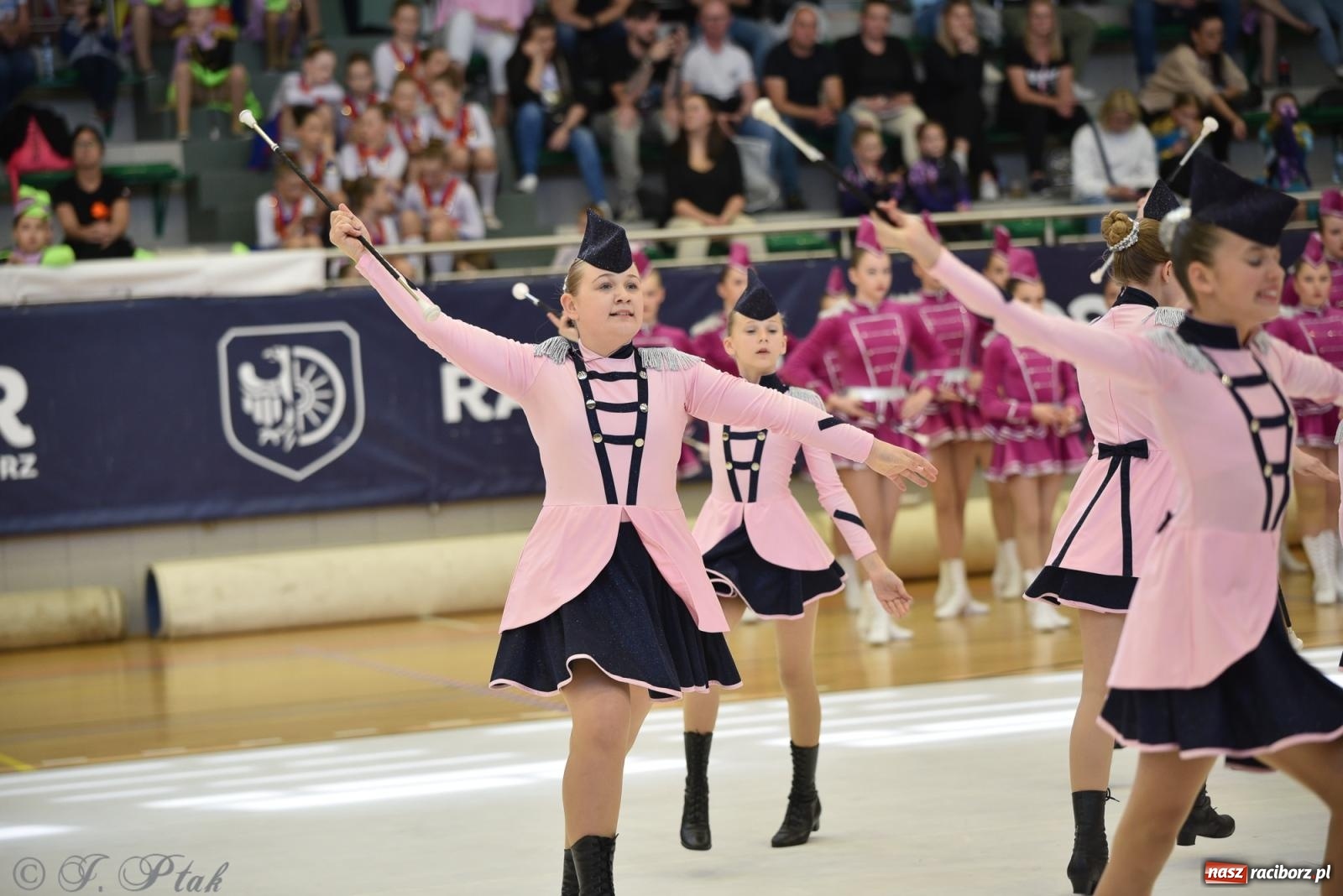 Zdjęcie w galerii na portalu naszraciborz.pl: Mażoretki zawładnęły areną przy Łąkowej. Drugi dzień mistrzostw [FOTO] wiadomości z regionu