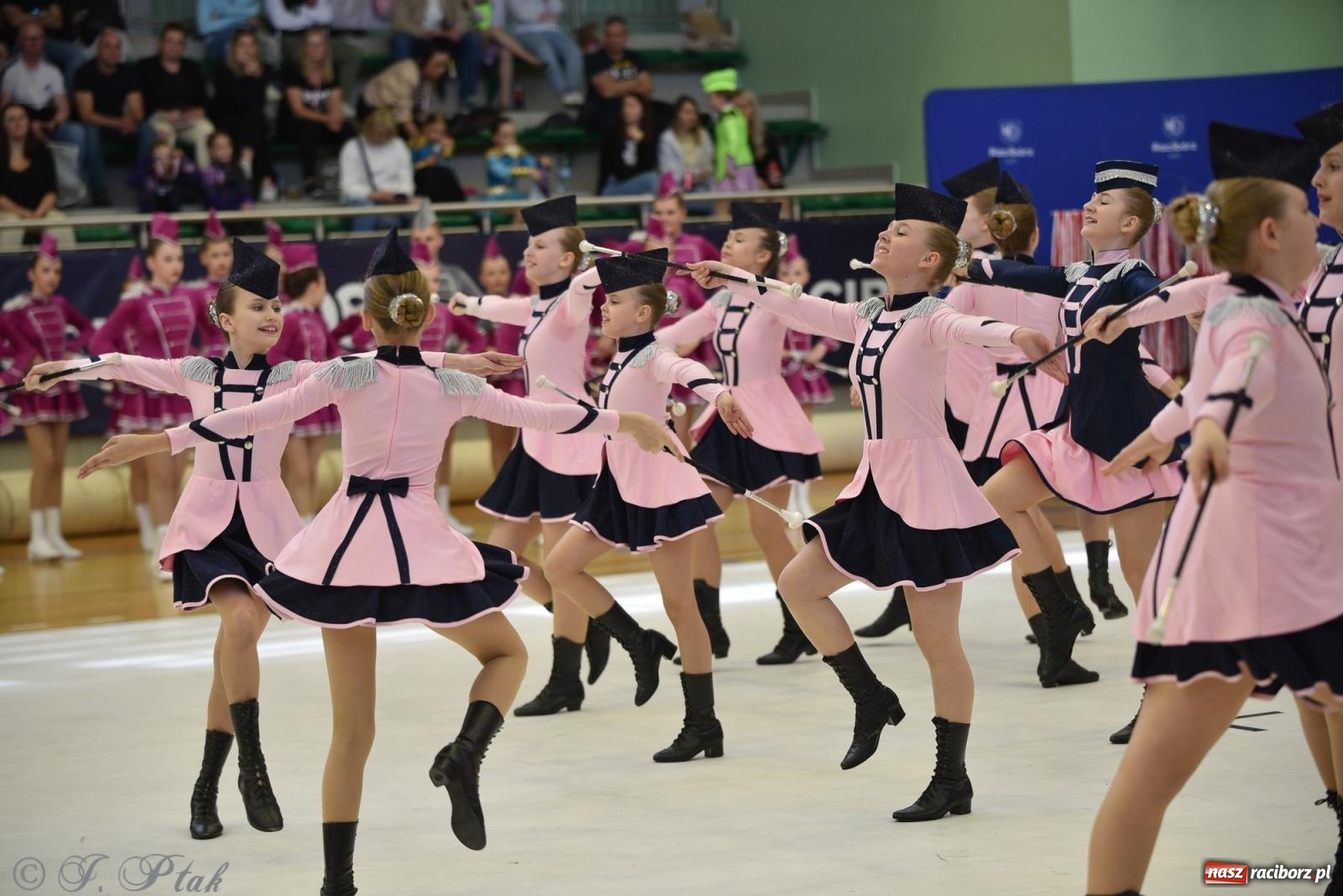 Zdjęcie w galerii na portalu naszraciborz.pl: Mażoretki zawładnęły areną przy Łąkowej. Drugi dzień mistrzostw [FOTO] wiadomości z regionu