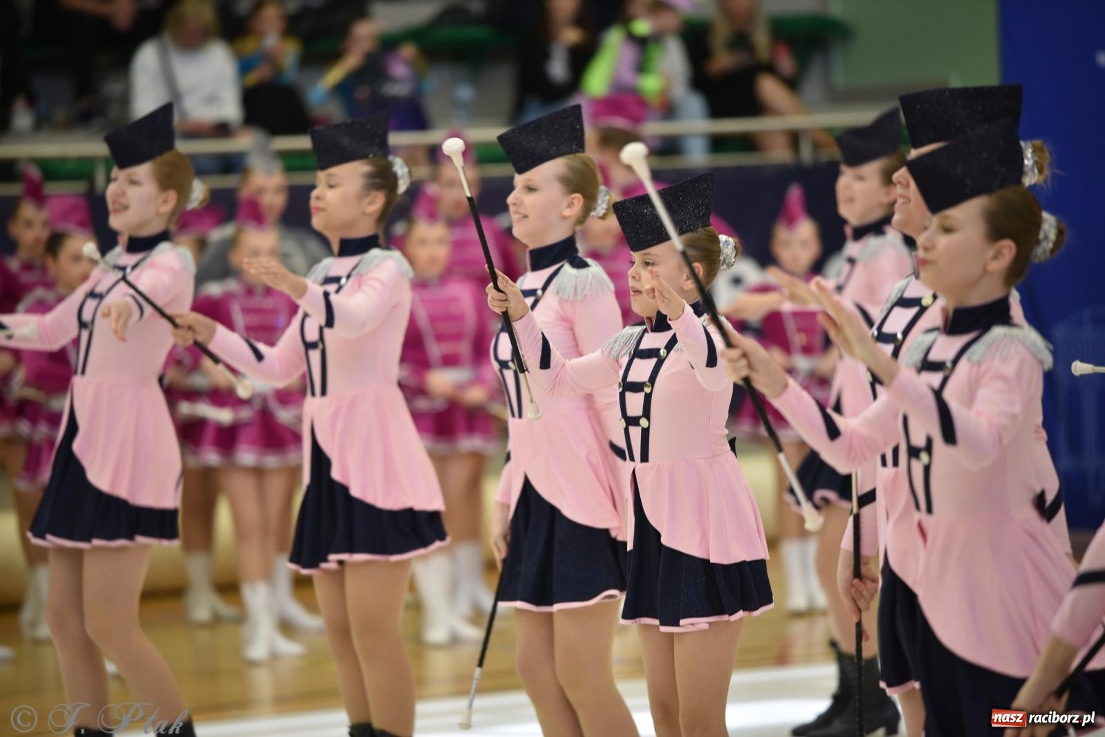 Zdjęcie w galerii na portalu naszraciborz.pl: Mażoretki zawładnęły areną przy Łąkowej. Drugi dzień mistrzostw [FOTO] wiadomości z regionu