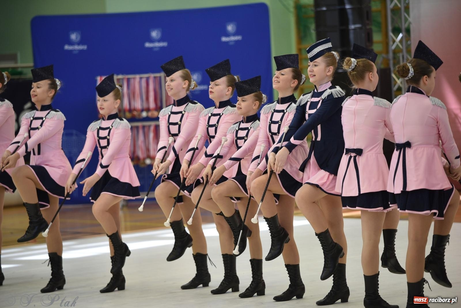 Zdjęcie w galerii na portalu naszraciborz.pl: Mażoretki zawładnęły areną przy Łąkowej. Drugi dzień mistrzostw [FOTO] wiadomości z regionu