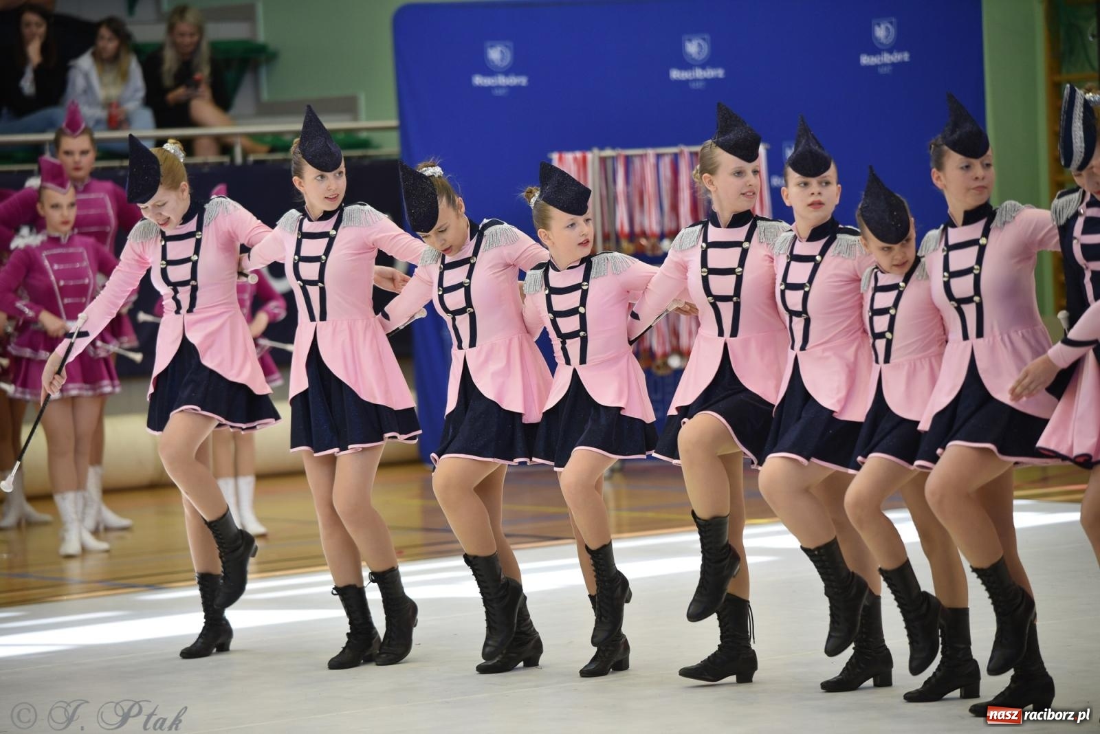 Zdjęcie w galerii na portalu naszraciborz.pl: Mażoretki zawładnęły areną przy Łąkowej. Drugi dzień mistrzostw [FOTO] wiadomości z regionu