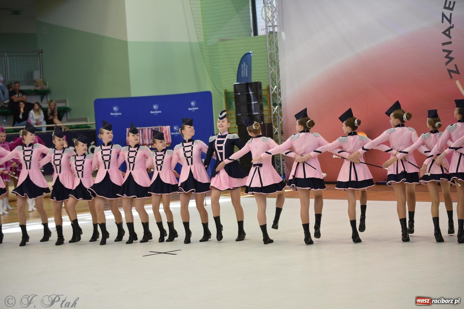 Zdjęcie w galerii na portalu naszraciborz.pl: Mażoretki zawładnęły areną przy Łąkowej. Drugi dzień mistrzostw [FOTO] wiadomości z regionu