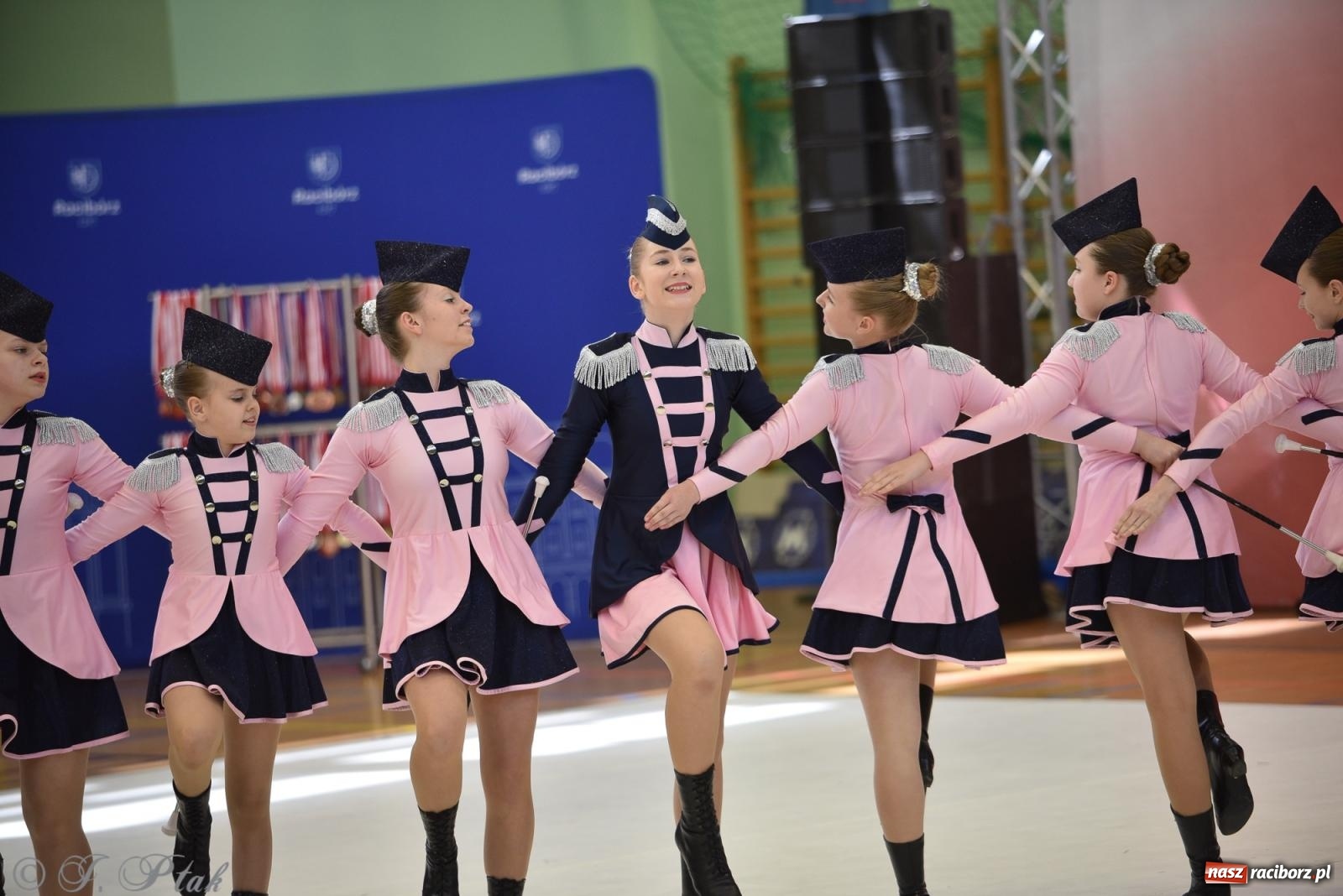 Zdjęcie w galerii na portalu naszraciborz.pl: Mażoretki zawładnęły areną przy Łąkowej. Drugi dzień mistrzostw [FOTO] wiadomości z regionu
