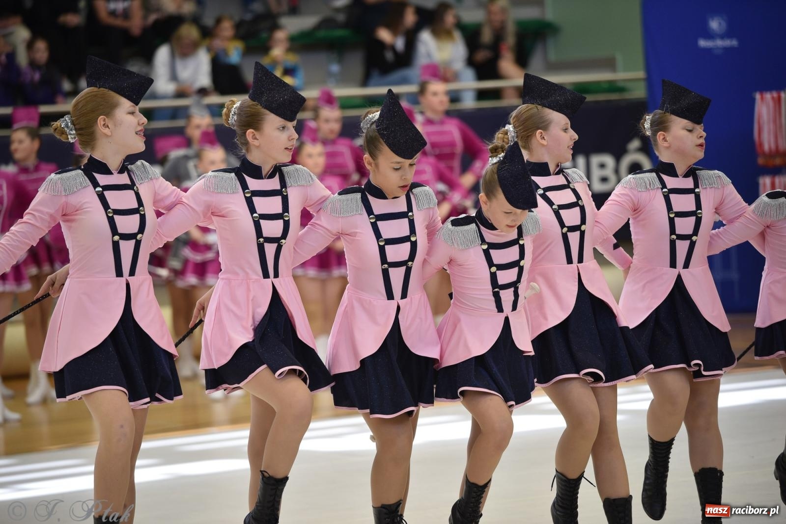 Zdjęcie w galerii na portalu naszraciborz.pl: Mażoretki zawładnęły areną przy Łąkowej. Drugi dzień mistrzostw [FOTO] wiadomości z regionu