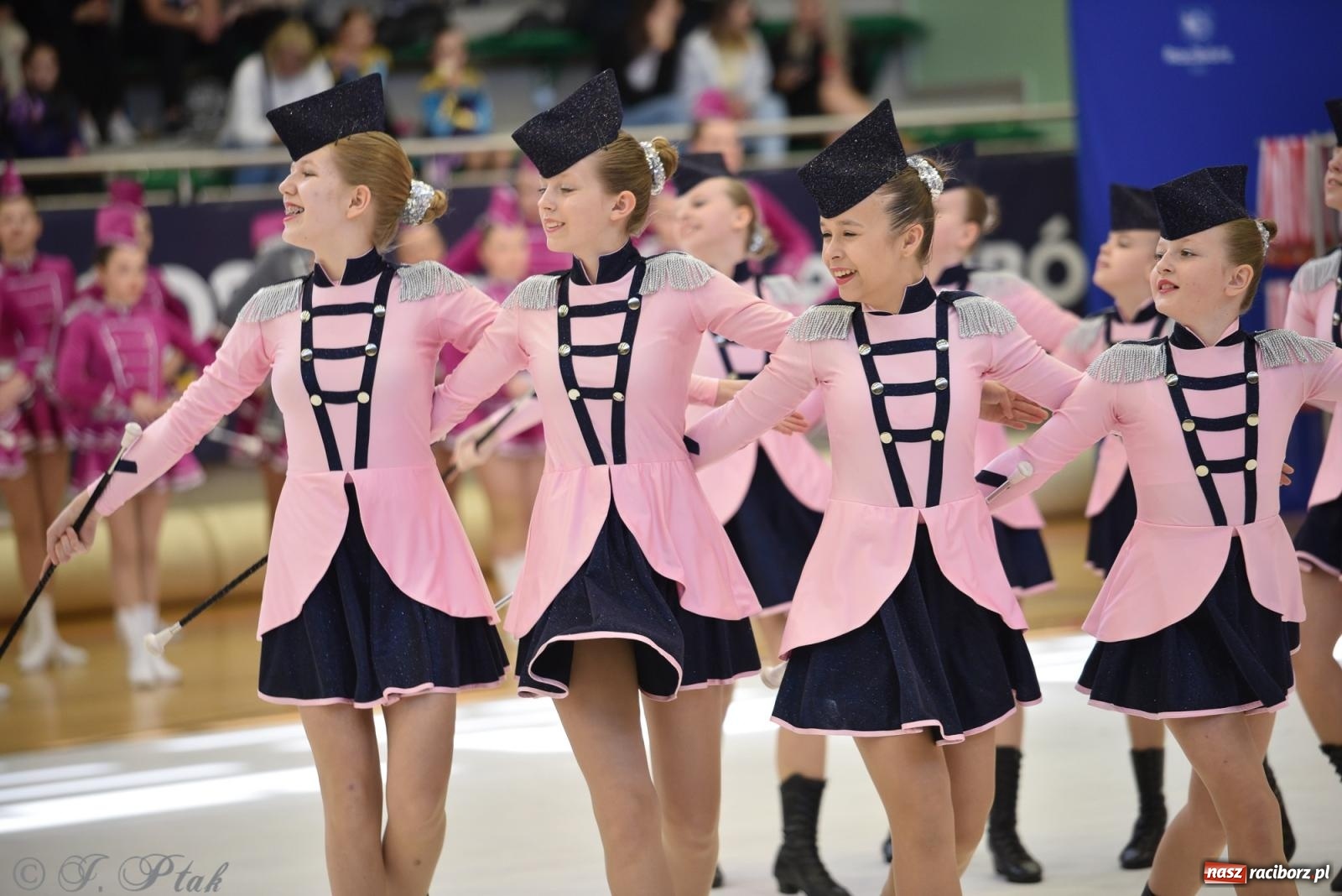 Zdjęcie w galerii na portalu naszraciborz.pl: Mażoretki zawładnęły areną przy Łąkowej. Drugi dzień mistrzostw [FOTO] wiadomości z regionu