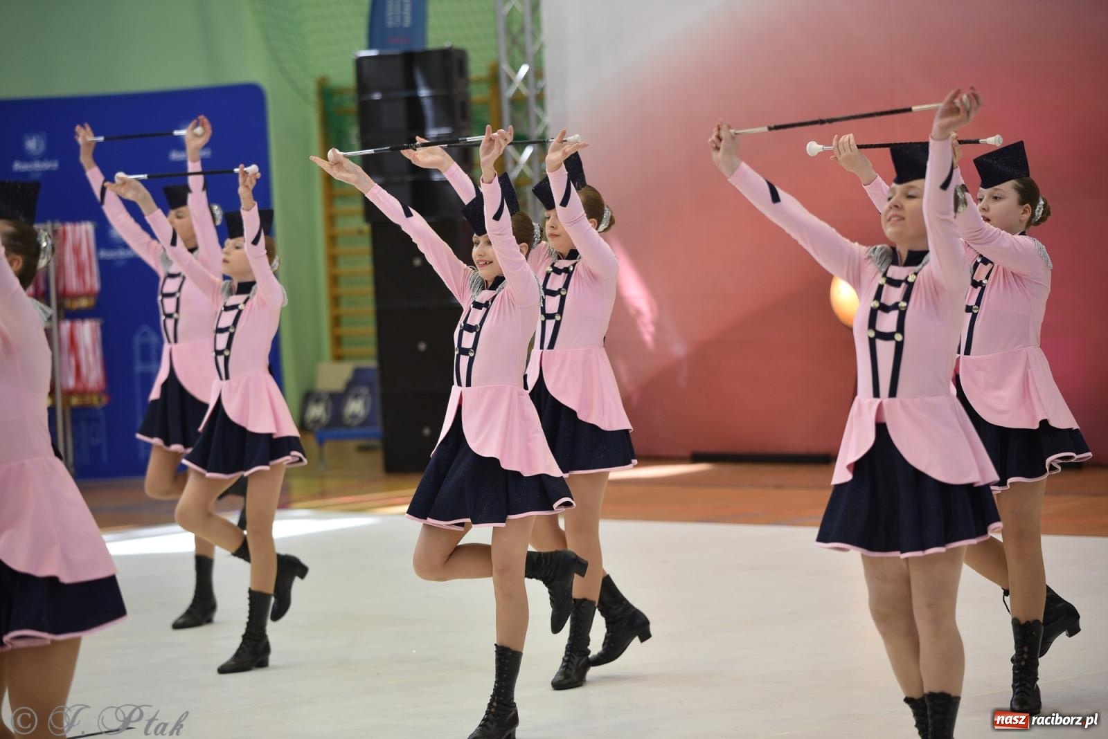 Zdjęcie w galerii na portalu naszraciborz.pl: Mażoretki zawładnęły areną przy Łąkowej. Drugi dzień mistrzostw [FOTO] wiadomości z regionu