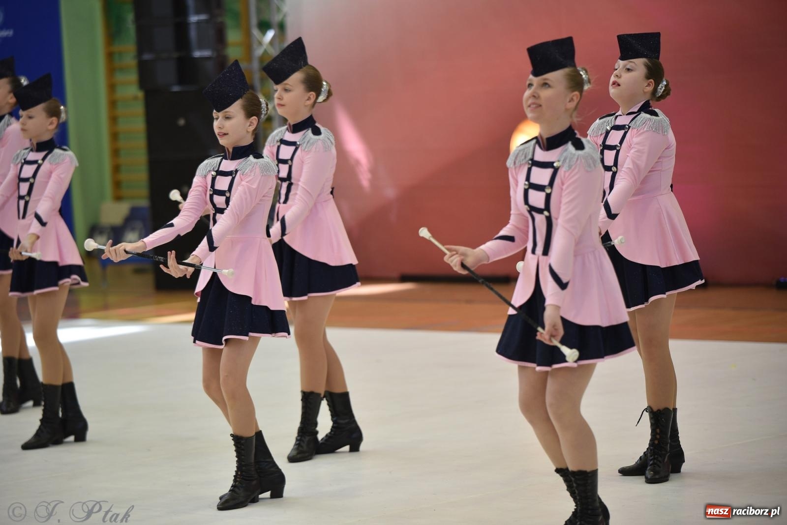 Zdjęcie w galerii na portalu naszraciborz.pl: Mażoretki zawładnęły areną przy Łąkowej. Drugi dzień mistrzostw [FOTO] wiadomości z regionu