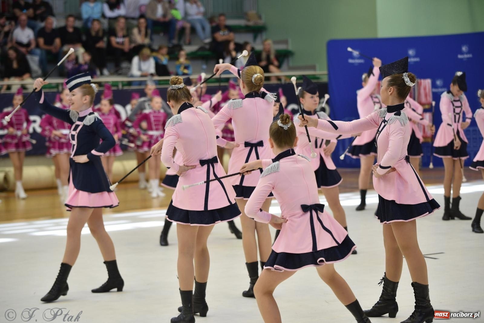 Zdjęcie w galerii na portalu naszraciborz.pl: Mażoretki zawładnęły areną przy Łąkowej. Drugi dzień mistrzostw [FOTO] wiadomości z regionu
