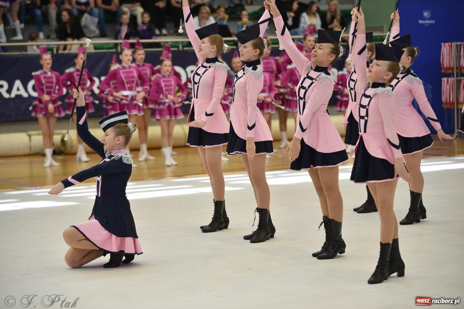 Zdjęcie w galerii na portalu naszraciborz.pl: Mażoretki zawładnęły areną przy Łąkowej. Drugi dzień mistrzostw [FOTO] wiadomości z regionu