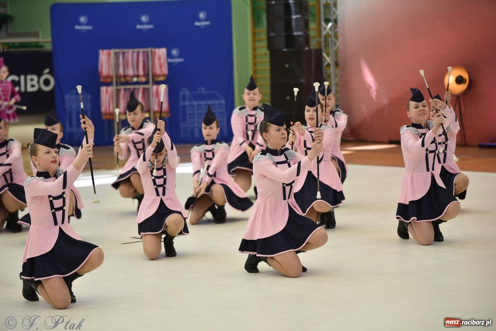 Zdjęcie w galerii na portalu naszraciborz.pl: Mażoretki zawładnęły areną przy Łąkowej. Drugi dzień mistrzostw [FOTO] wiadomości z regionu