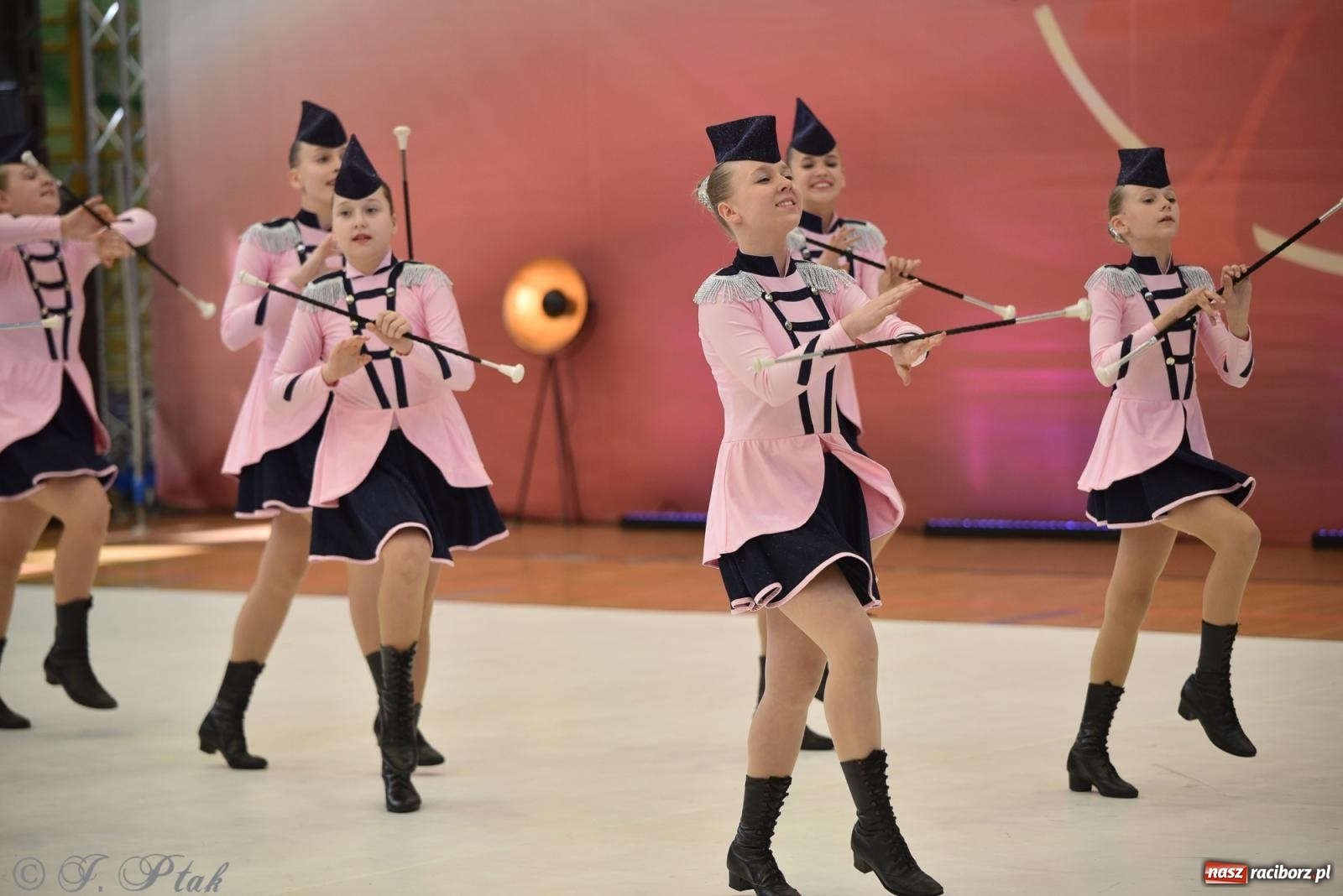 Zdjęcie w galerii na portalu naszraciborz.pl: Mażoretki zawładnęły areną przy Łąkowej. Drugi dzień mistrzostw [FOTO] wiadomości z regionu