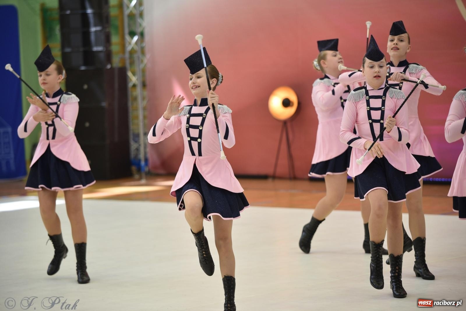 Zdjęcie w galerii na portalu naszraciborz.pl: Mażoretki zawładnęły areną przy Łąkowej. Drugi dzień mistrzostw [FOTO] wiadomości z regionu