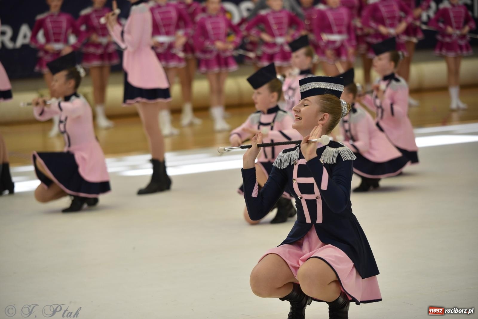 Zdjęcie w galerii na portalu naszraciborz.pl: Mażoretki zawładnęły areną przy Łąkowej. Drugi dzień mistrzostw [FOTO] wiadomości z regionu