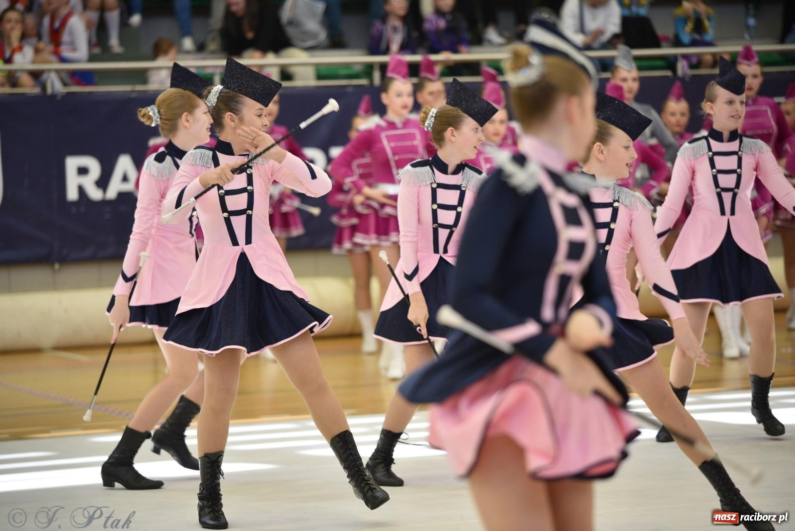 Zdjęcie w galerii na portalu naszraciborz.pl: Mażoretki zawładnęły areną przy Łąkowej. Drugi dzień mistrzostw [FOTO] wiadomości z regionu