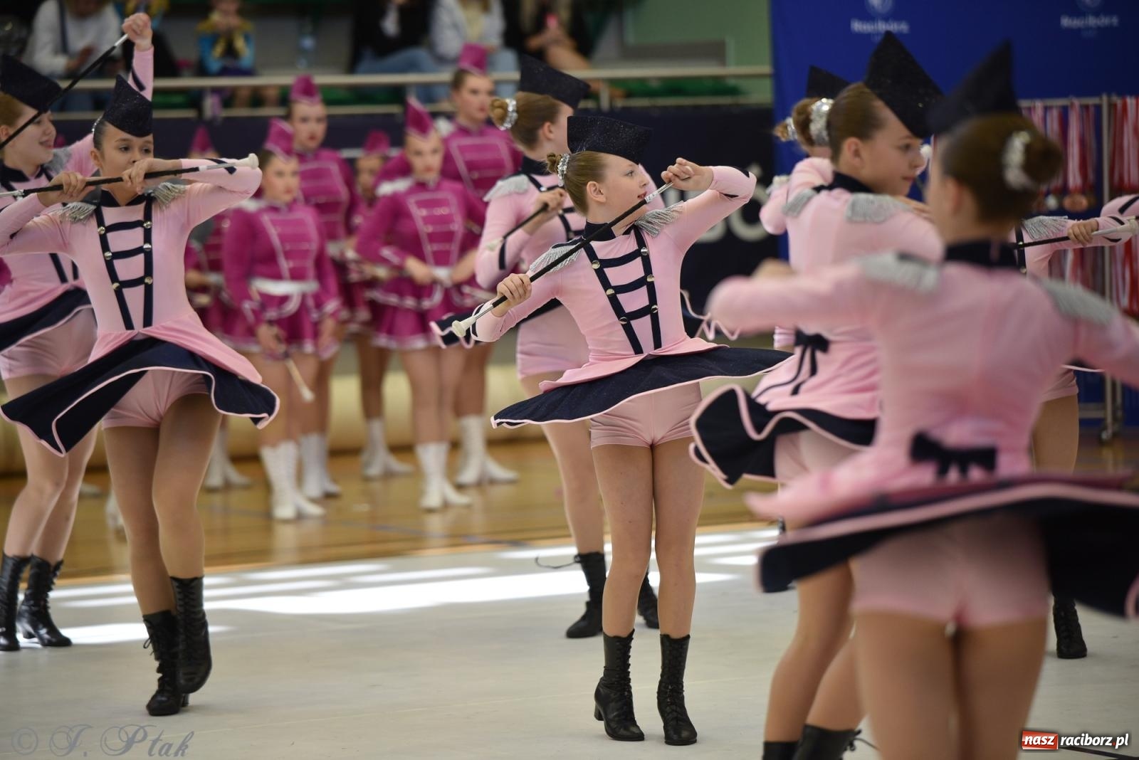 Zdjęcie w galerii na portalu naszraciborz.pl: Mażoretki zawładnęły areną przy Łąkowej. Drugi dzień mistrzostw [FOTO] wiadomości z regionu