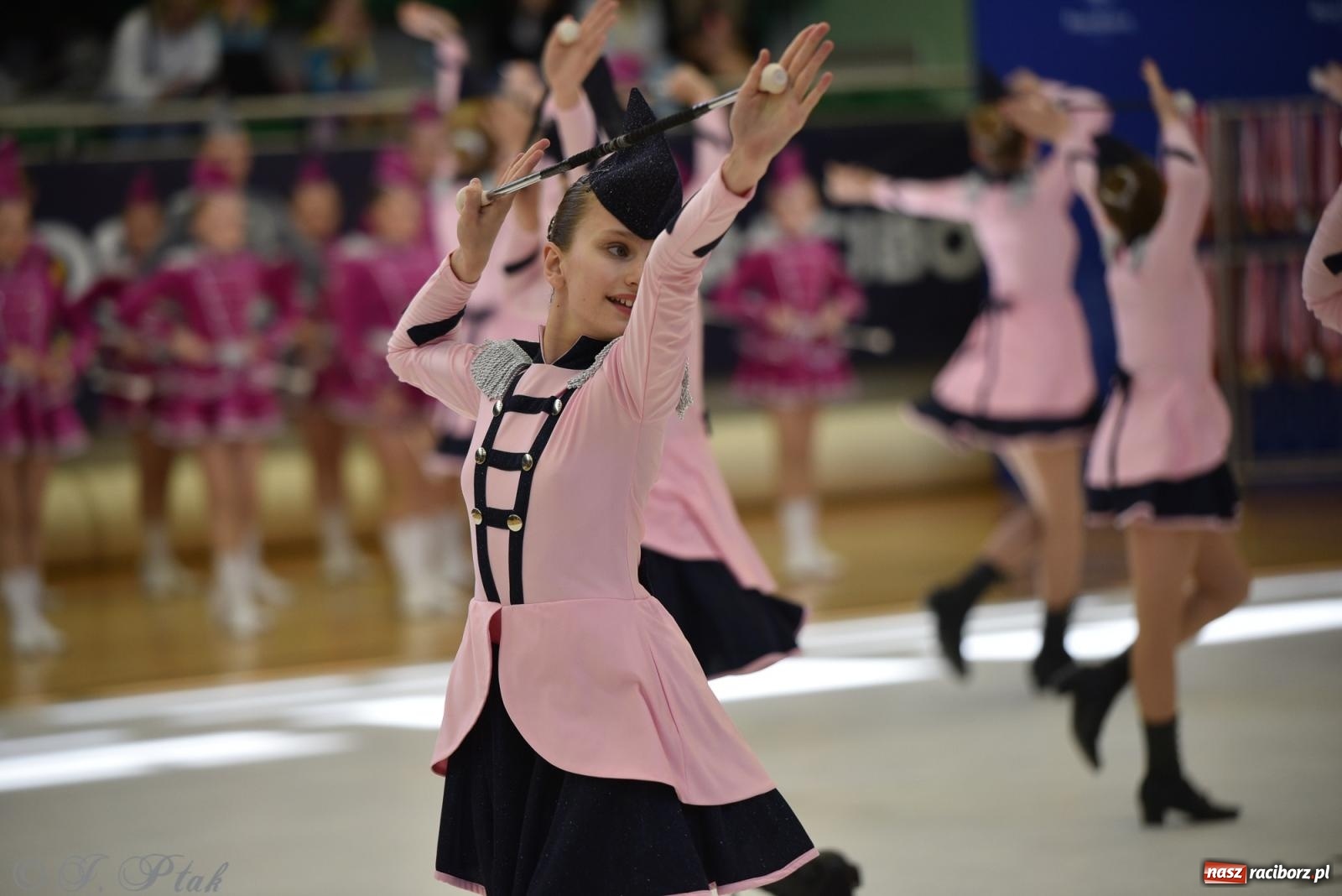 Zdjęcie w galerii na portalu naszraciborz.pl: Mażoretki zawładnęły areną przy Łąkowej. Drugi dzień mistrzostw [FOTO] wiadomości z regionu