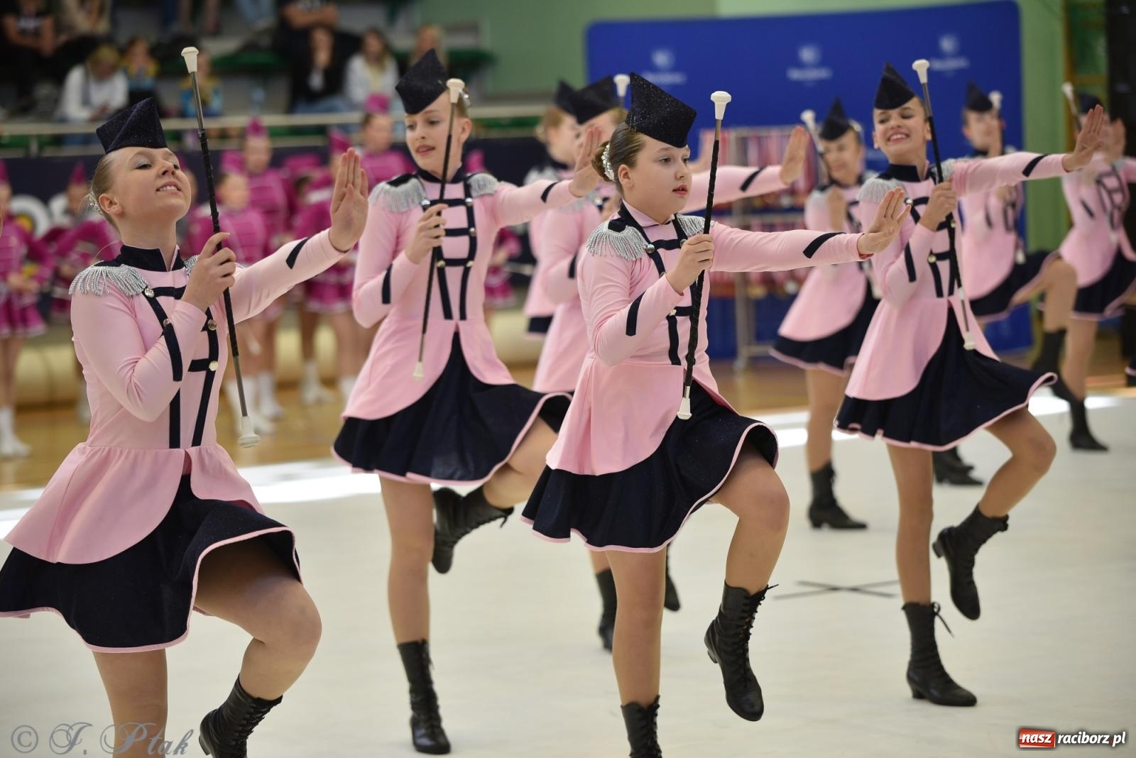 Zdjęcie w galerii na portalu naszraciborz.pl: Mażoretki zawładnęły areną przy Łąkowej. Drugi dzień mistrzostw [FOTO] wiadomości z regionu