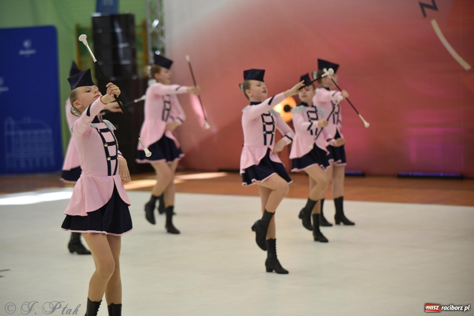 Zdjęcie w galerii na portalu naszraciborz.pl: Mażoretki zawładnęły areną przy Łąkowej. Drugi dzień mistrzostw [FOTO] wiadomości z regionu