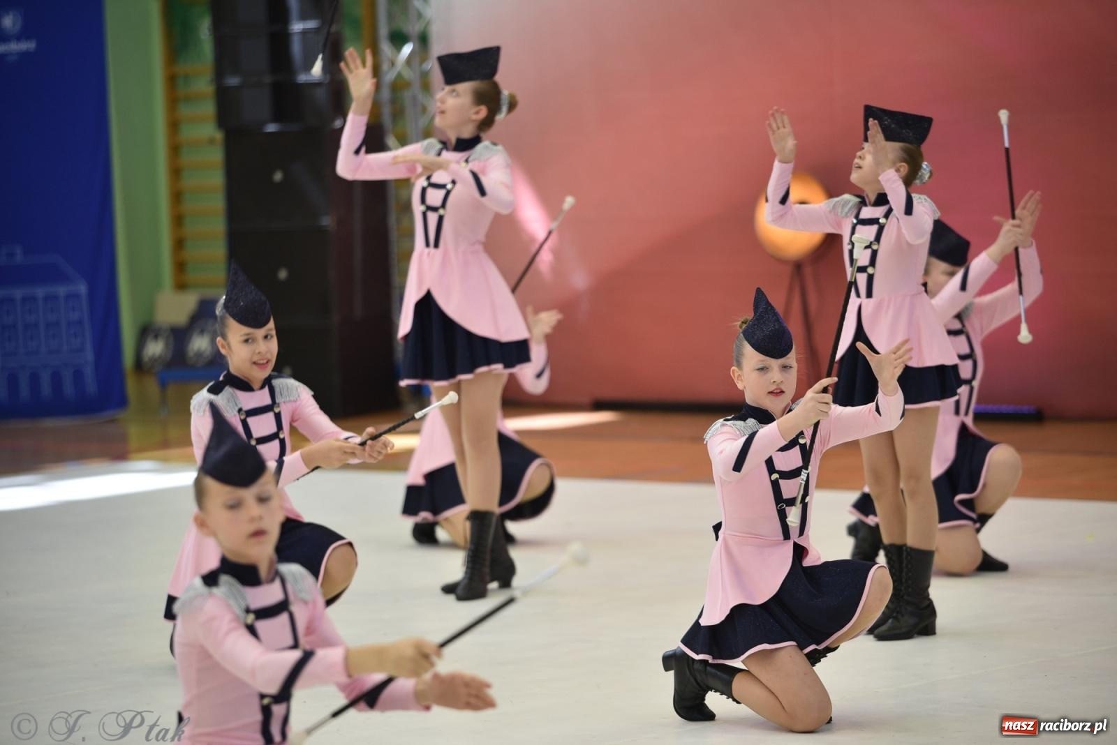 Zdjęcie w galerii na portalu naszraciborz.pl: Mażoretki zawładnęły areną przy Łąkowej. Drugi dzień mistrzostw [FOTO] wiadomości z regionu