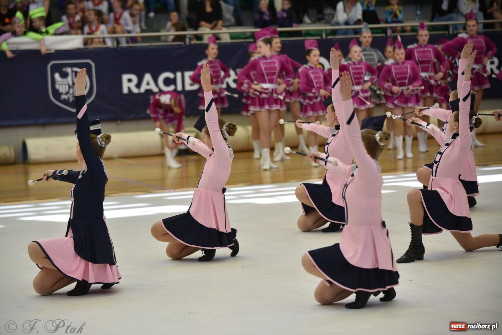 Zdjęcie w galerii na portalu naszraciborz.pl: Mażoretki zawładnęły areną przy Łąkowej. Drugi dzień mistrzostw [FOTO] wiadomości z regionu