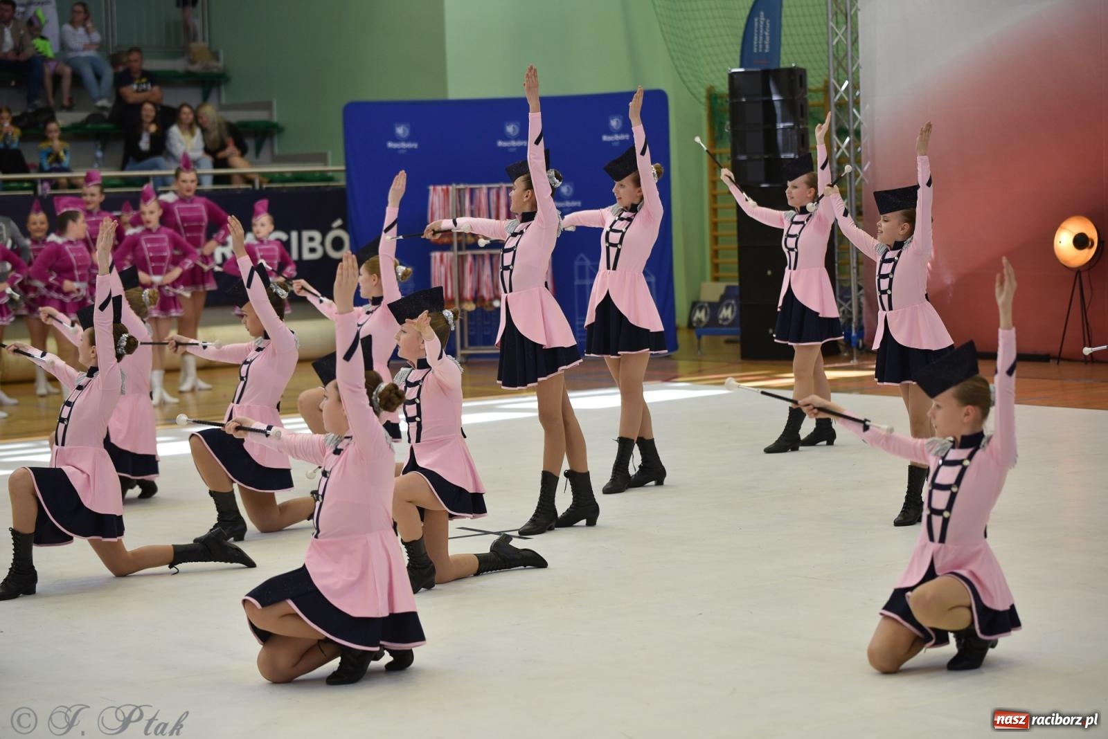 Zdjęcie w galerii na portalu naszraciborz.pl: Mażoretki zawładnęły areną przy Łąkowej. Drugi dzień mistrzostw [FOTO] wiadomości z regionu