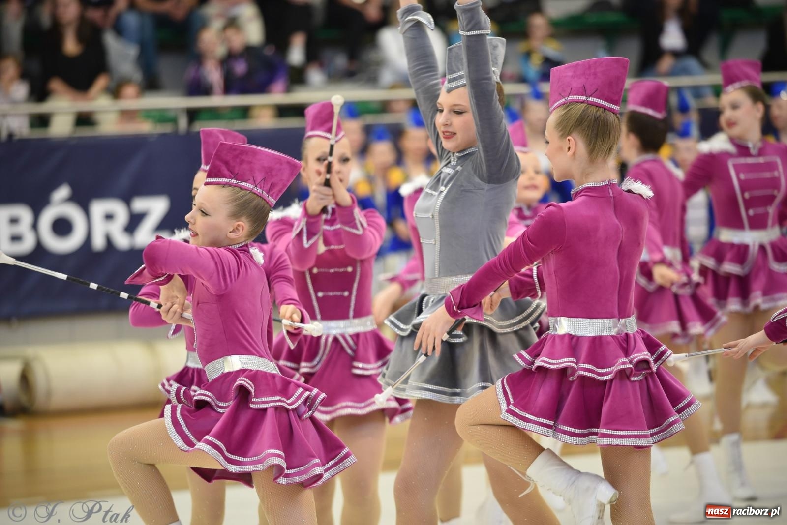Zdjęcie w galerii na portalu naszraciborz.pl: Mażoretki zawładnęły areną przy Łąkowej. Drugi dzień mistrzostw [FOTO] wiadomości z regionu