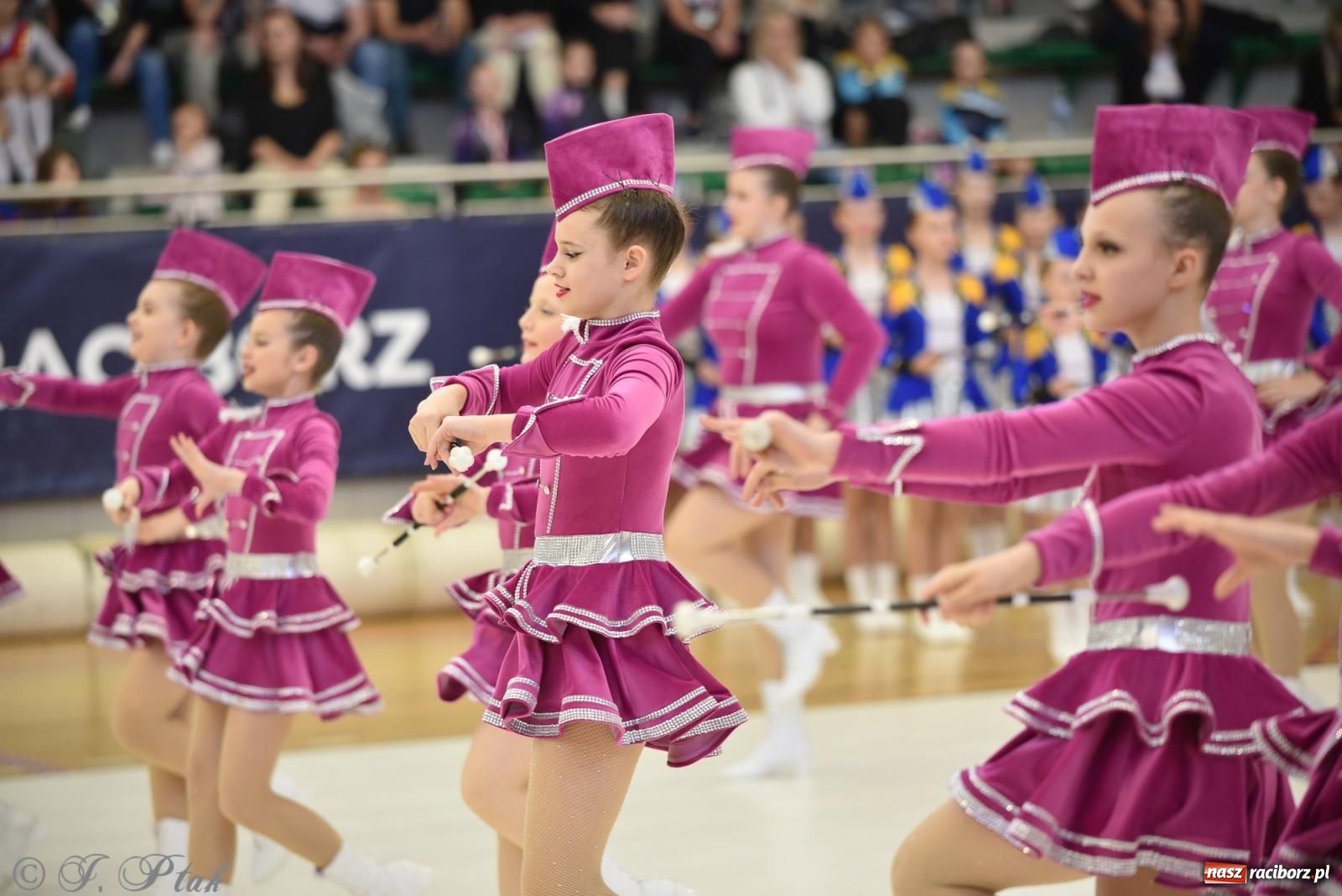 Zdjęcie w galerii na portalu naszraciborz.pl: Mażoretki zawładnęły areną przy Łąkowej. Drugi dzień mistrzostw [FOTO] wiadomości z regionu