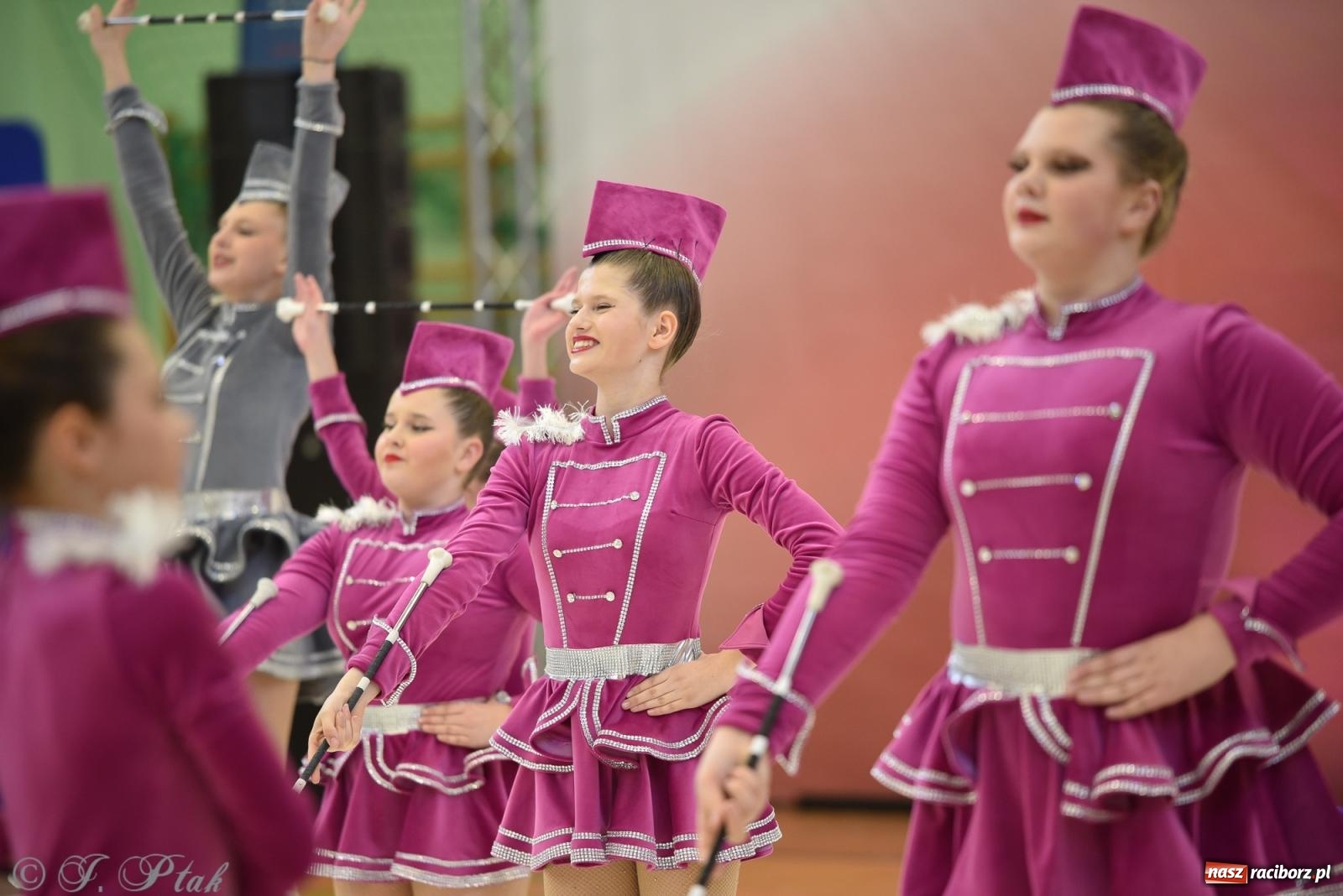 Zdjęcie w galerii na portalu naszraciborz.pl: Mażoretki zawładnęły areną przy Łąkowej. Drugi dzień mistrzostw [FOTO] wiadomości z regionu