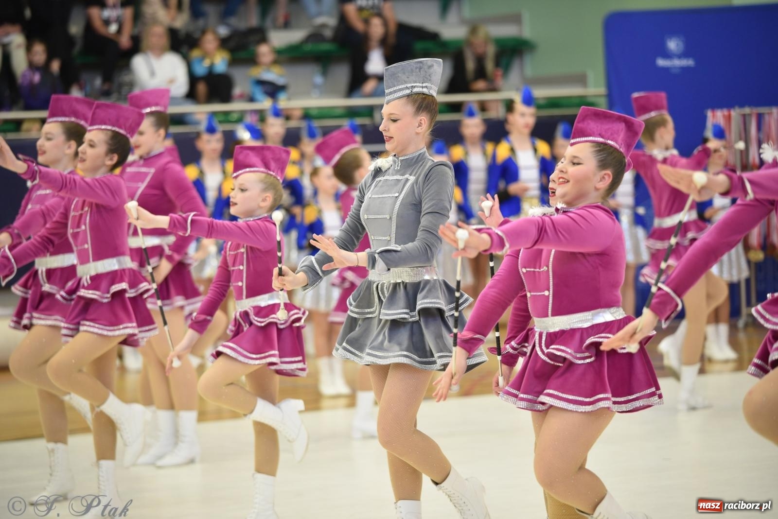 Zdjęcie w galerii na portalu naszraciborz.pl: Mażoretki zawładnęły areną przy Łąkowej. Drugi dzień mistrzostw [FOTO] wiadomości z regionu